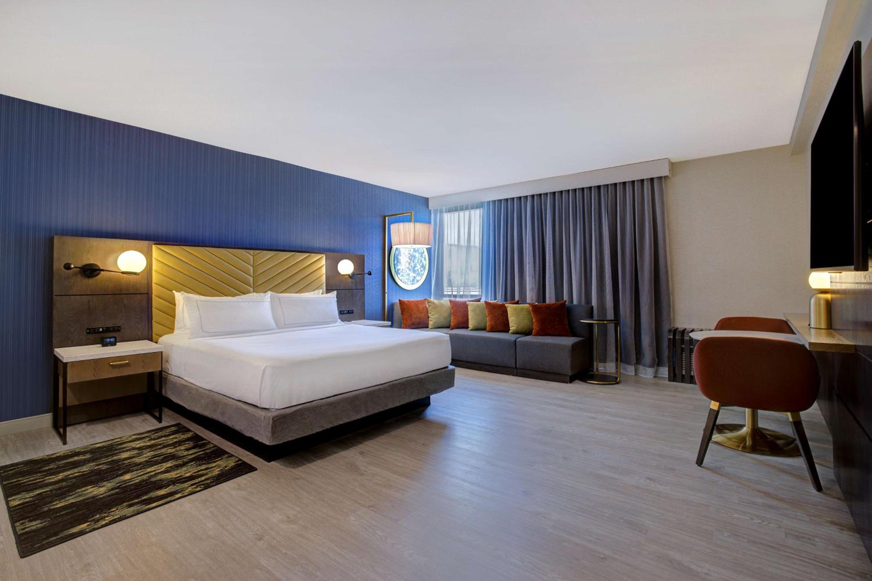 Junior King Suite with Seating Area - Photo 3