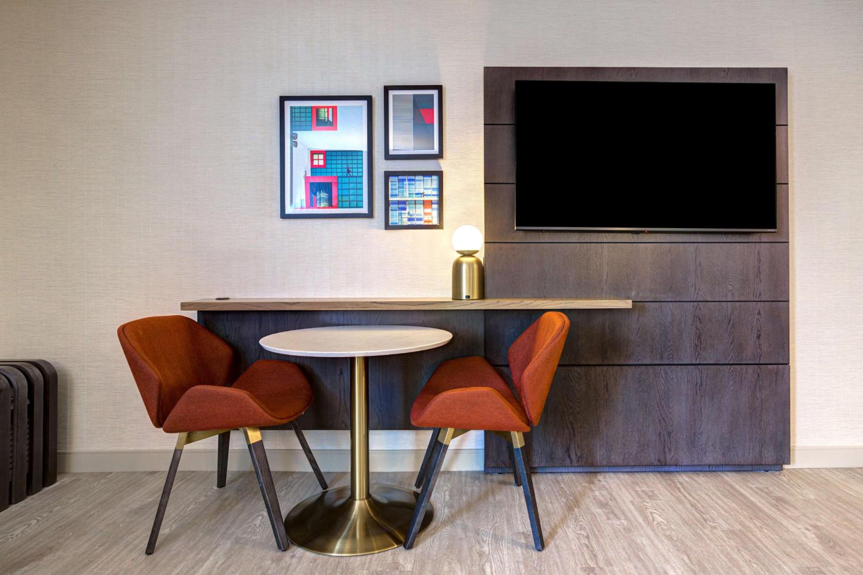 Junior King Suite with Seating Area - Photo 2