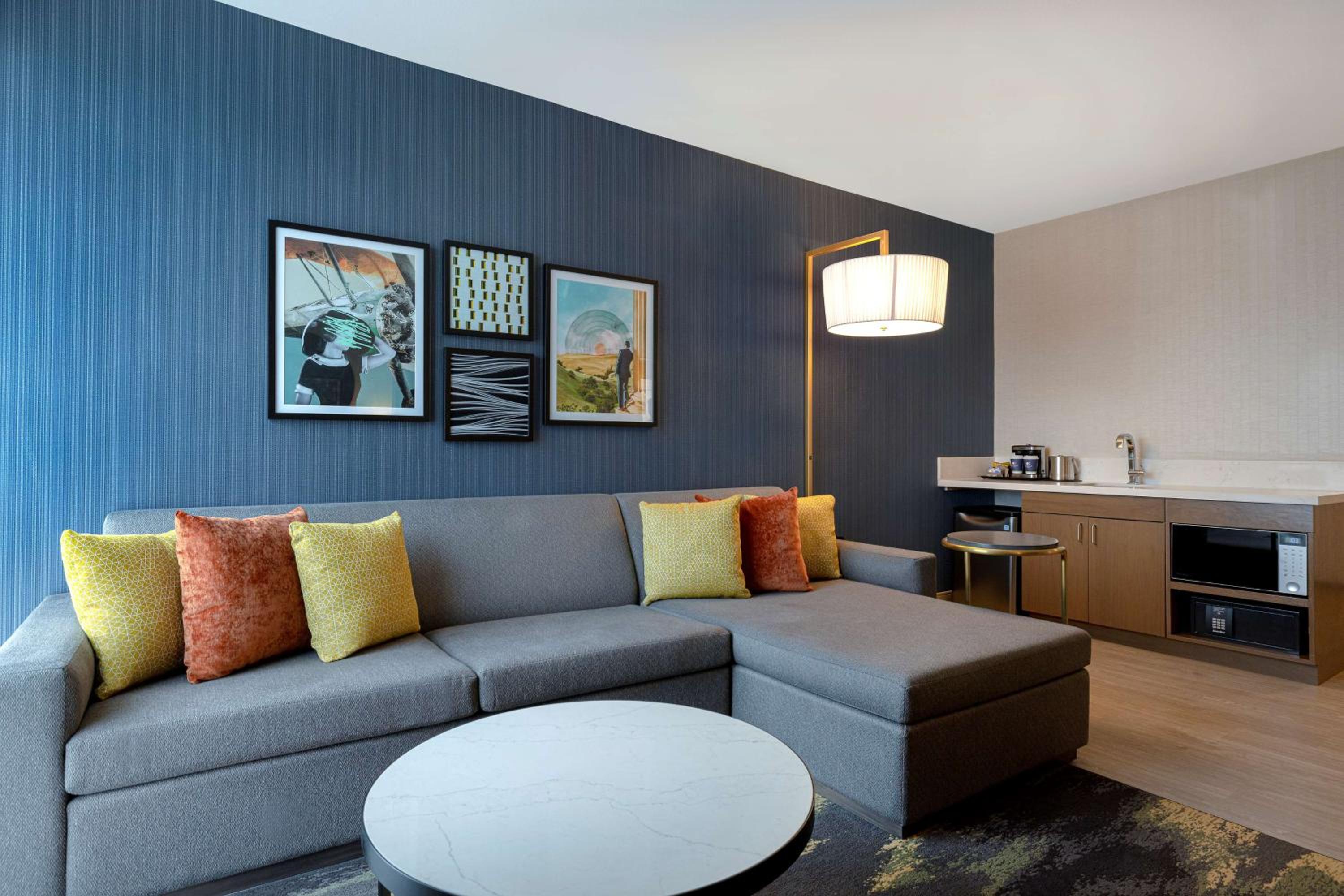 Junior King Suite with Seating Area - Photo 4