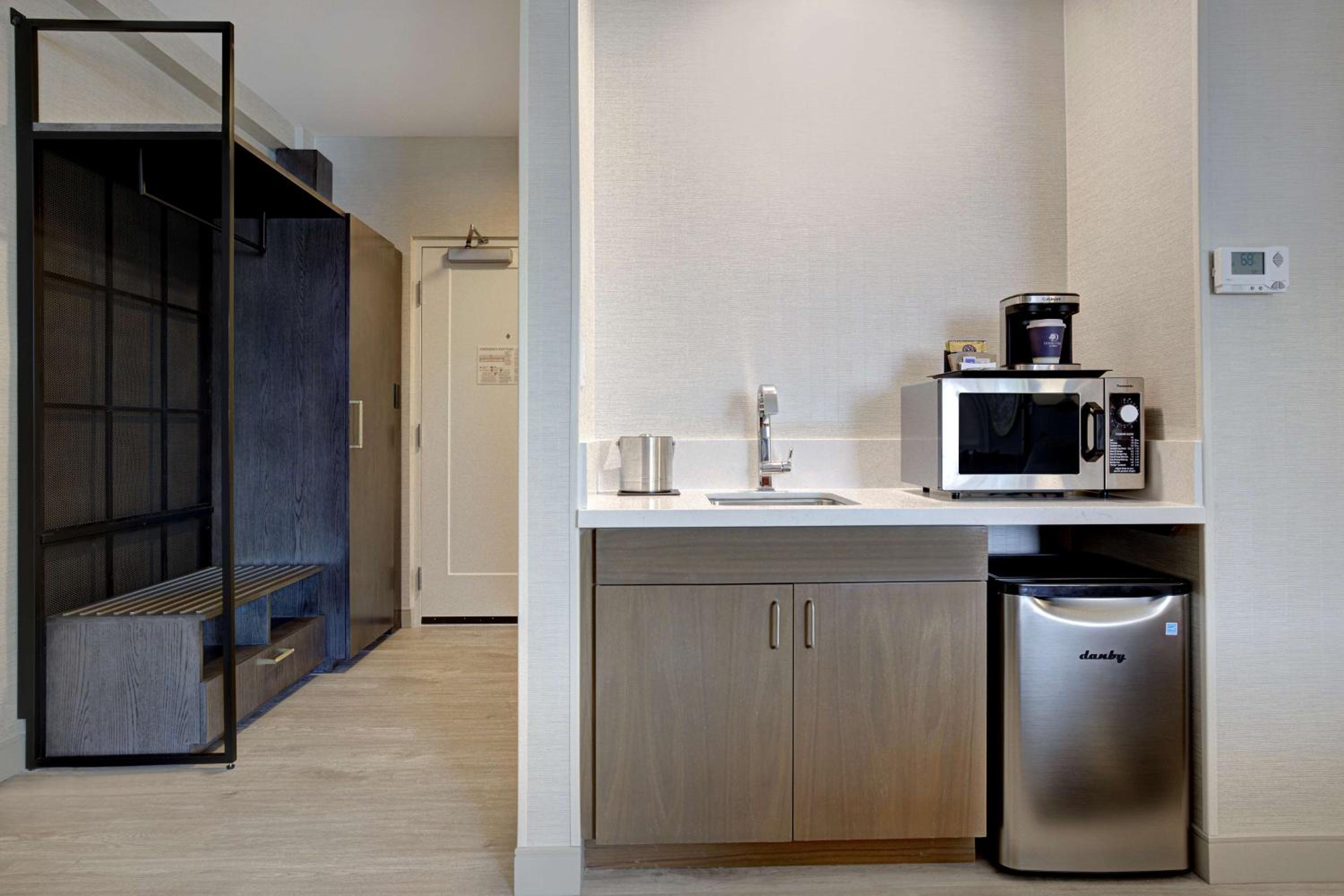 Junior King Suite with Seating Area - Photo 6