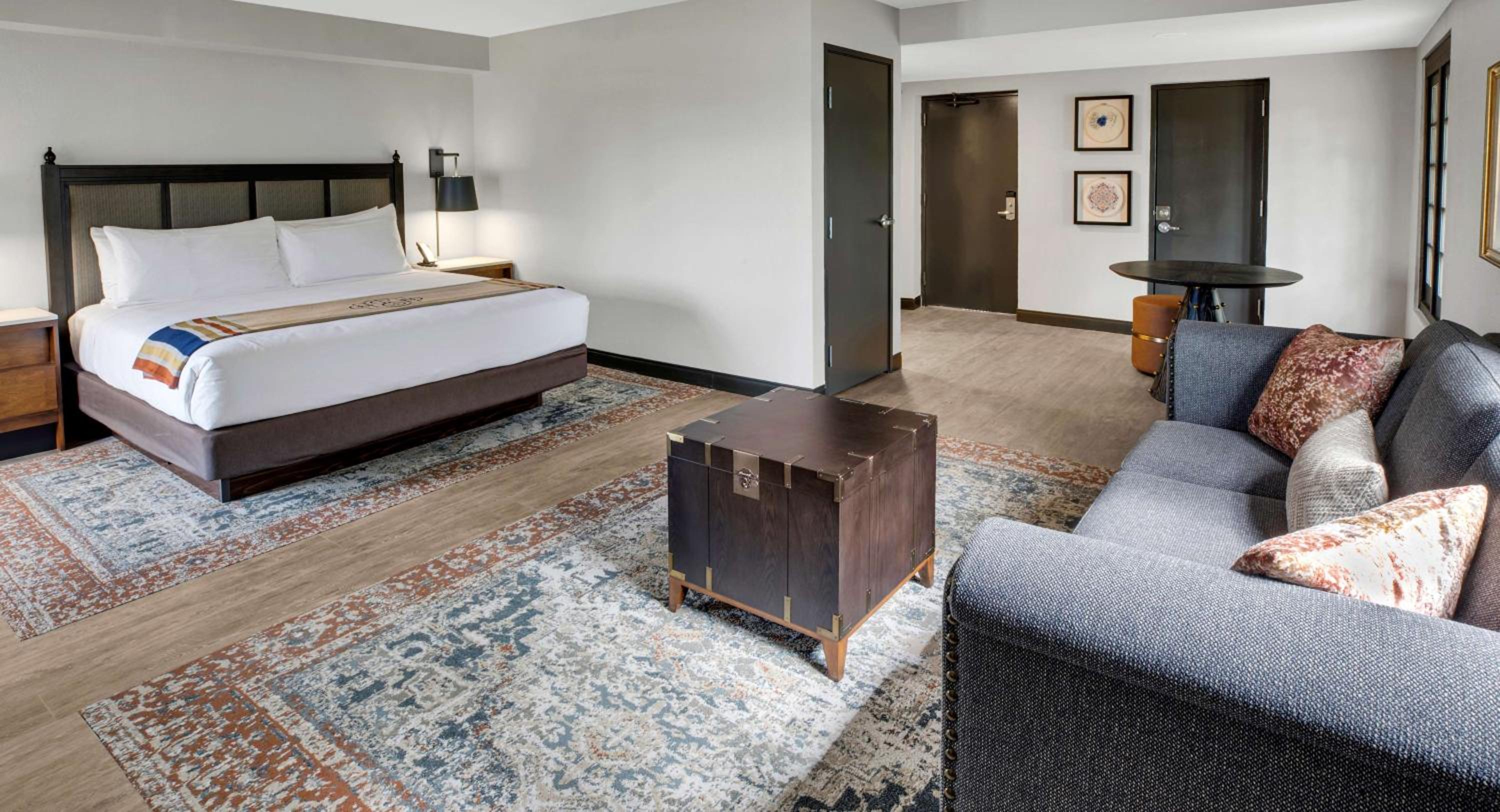 Corner King Room - Photo 1