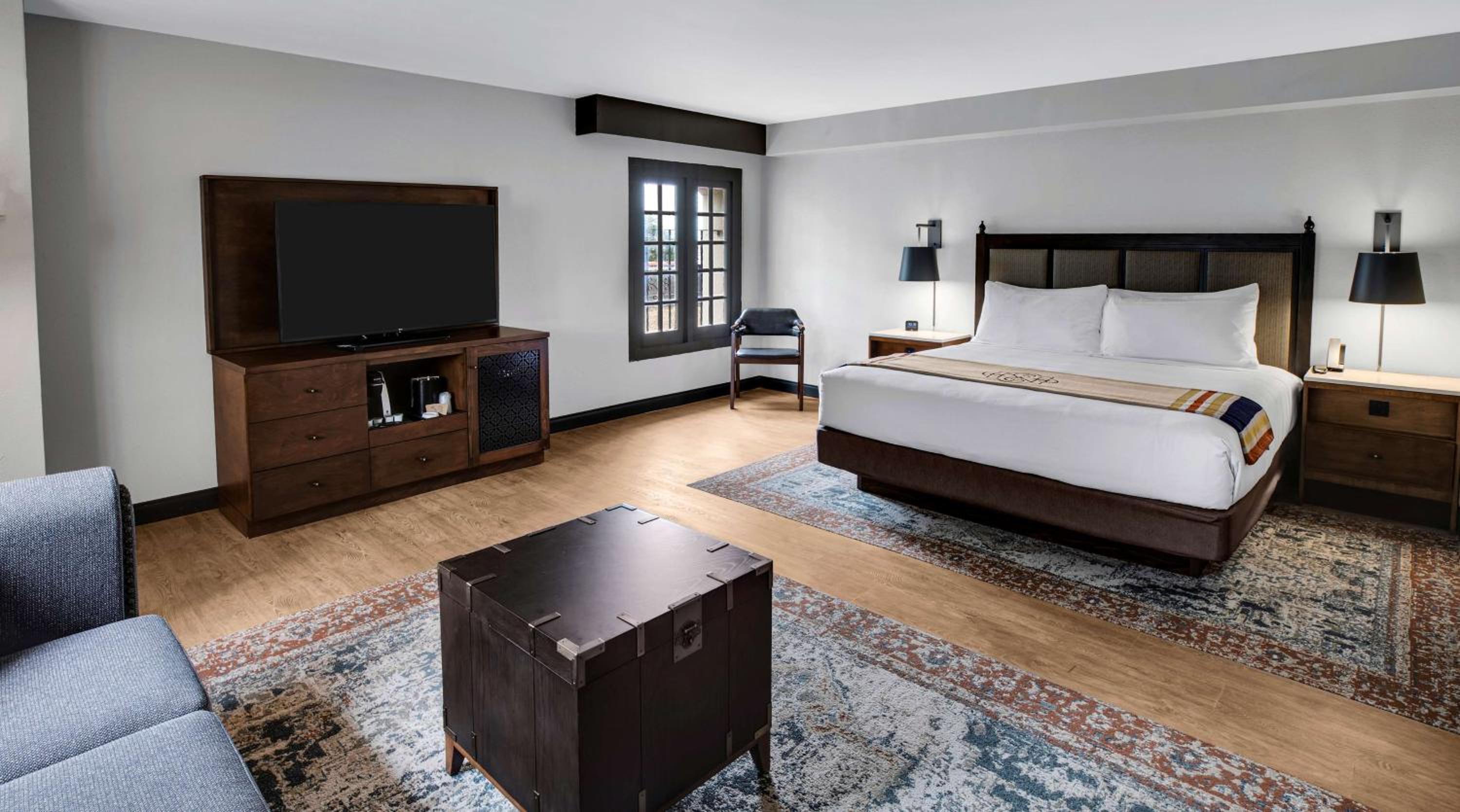 Corner King Room - Photo 2