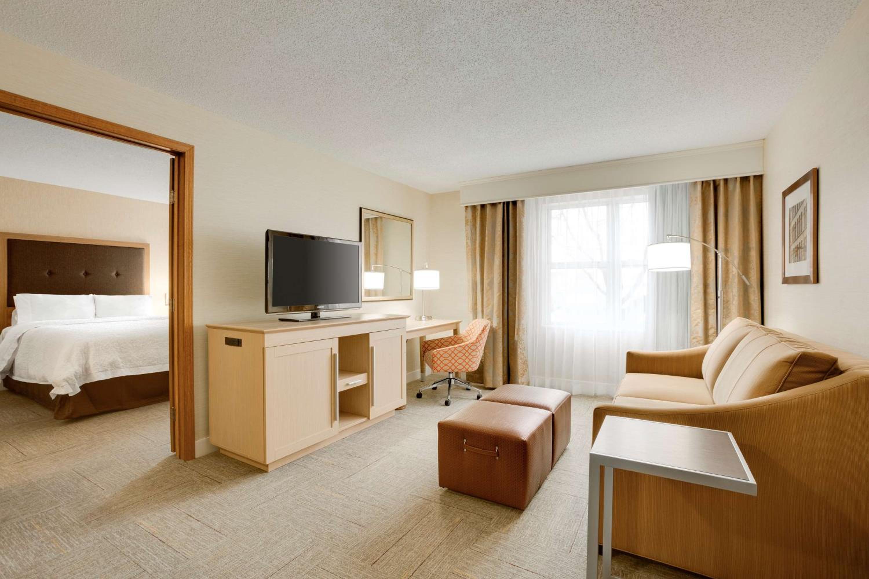 Queen Suite with Two Queen Beds - Non-Smoking - Photo 2