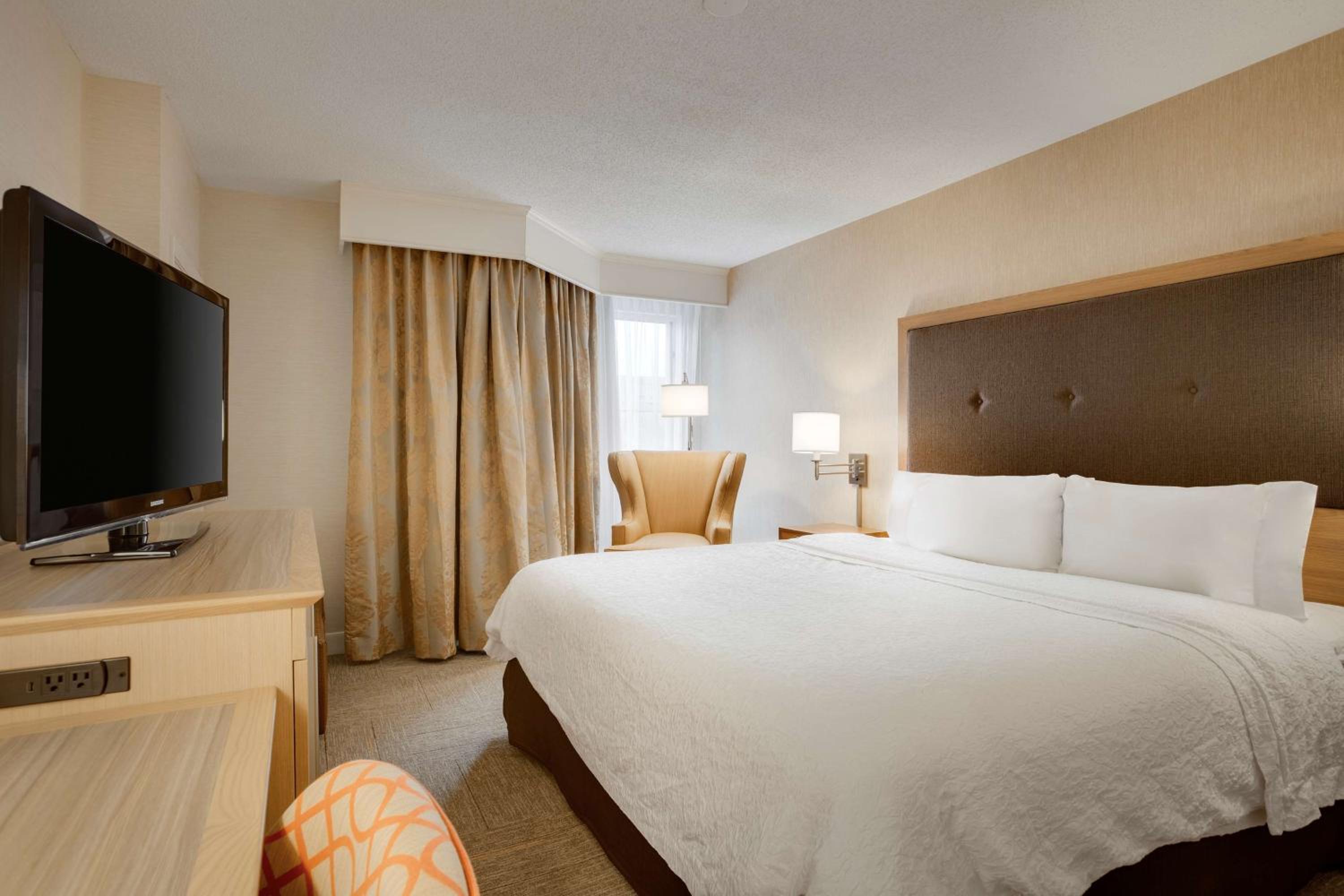 King Room - Non-Smoking - Photo 3