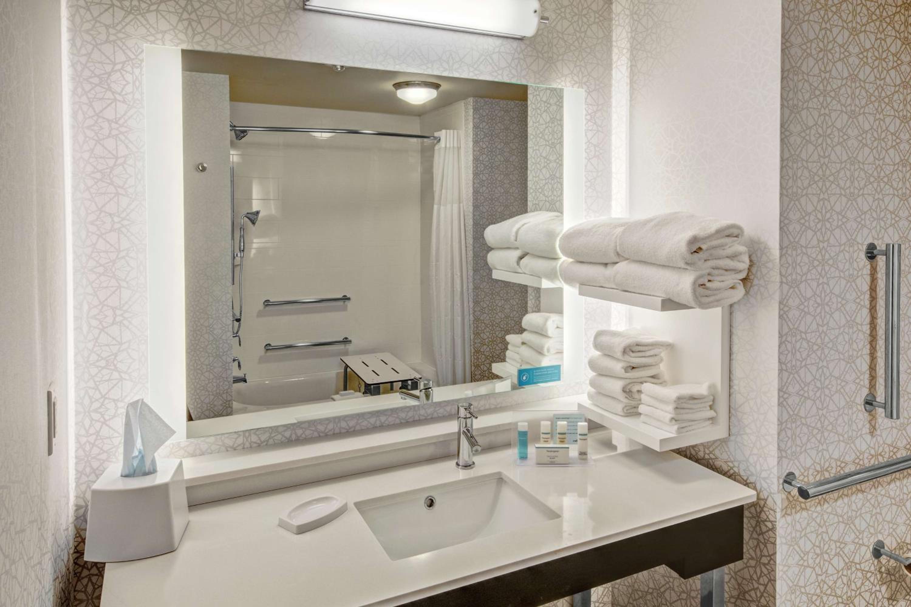 King Room with Accessible Tub - Mobility and Hearing Access/Non-Smoking - Photo 5