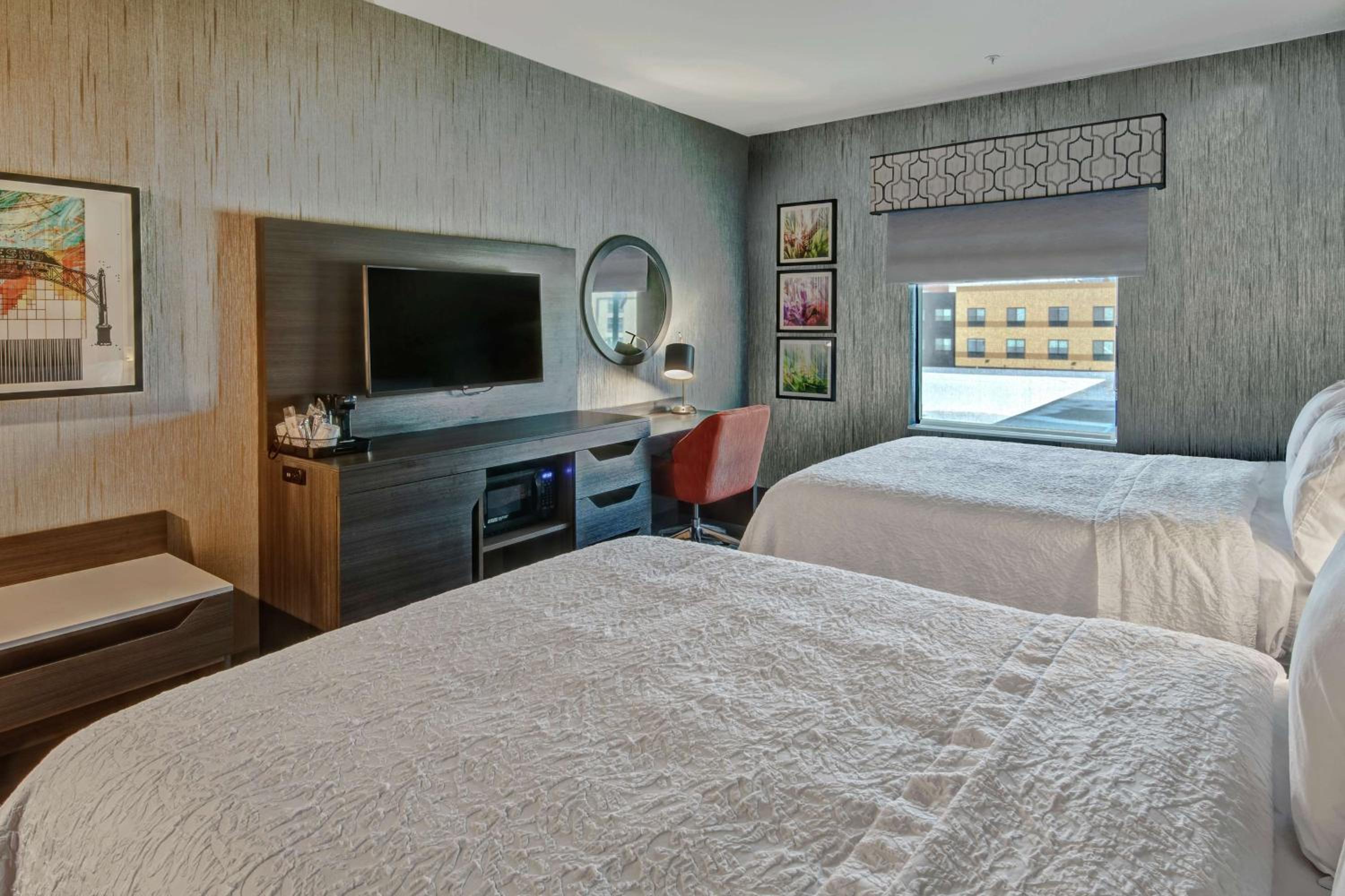 Queen Room with Two Queen Beds - Photo 2