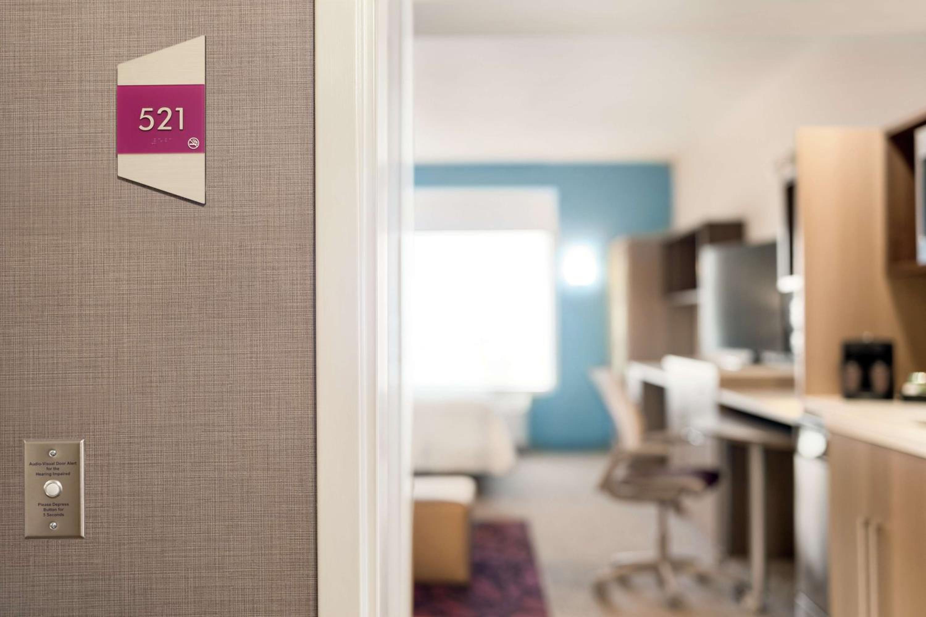 King Suite - Hearing Access/Non-Smoking - Photo 3