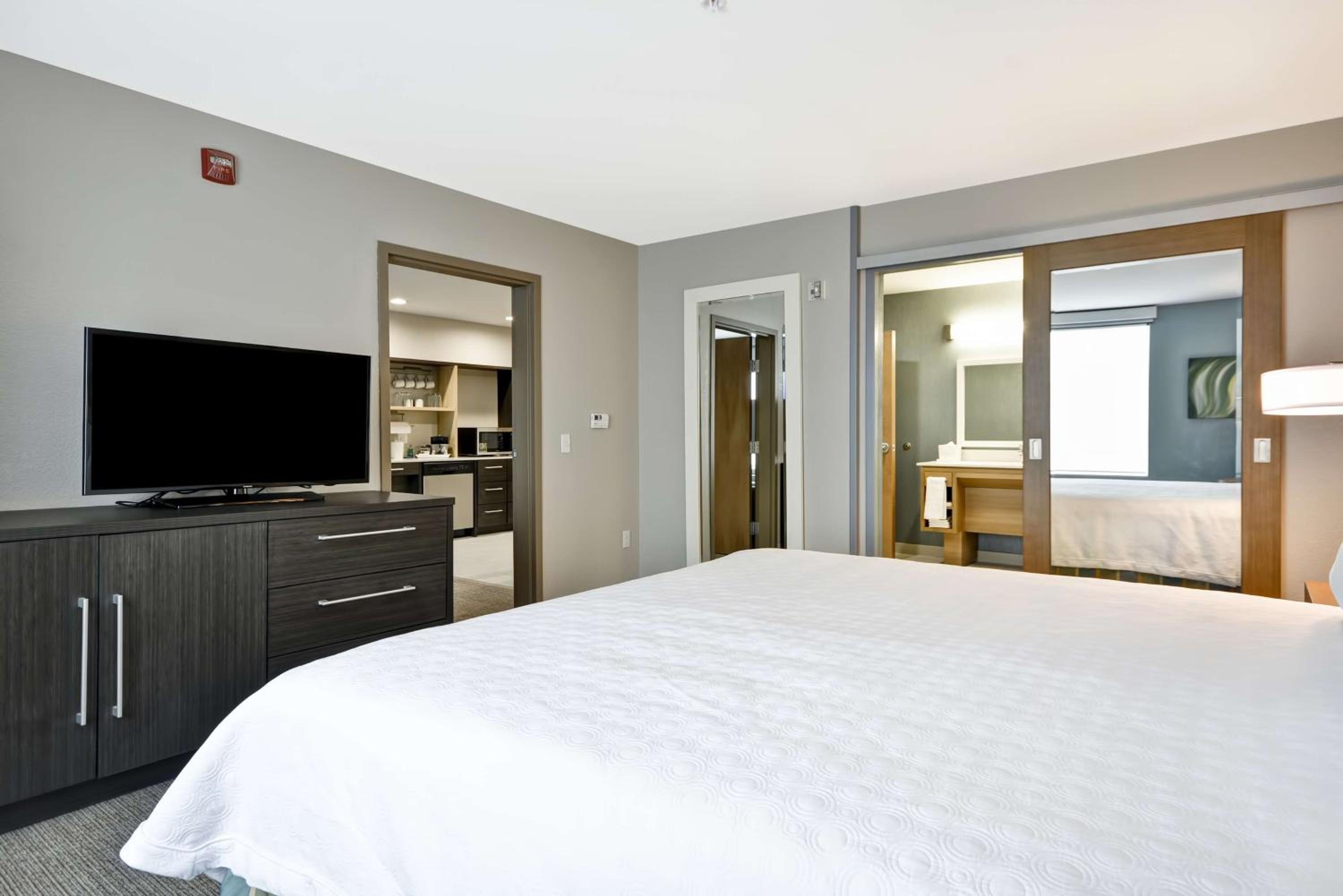 One-Bedroom King Suite - Non-Smoking - Photo 2