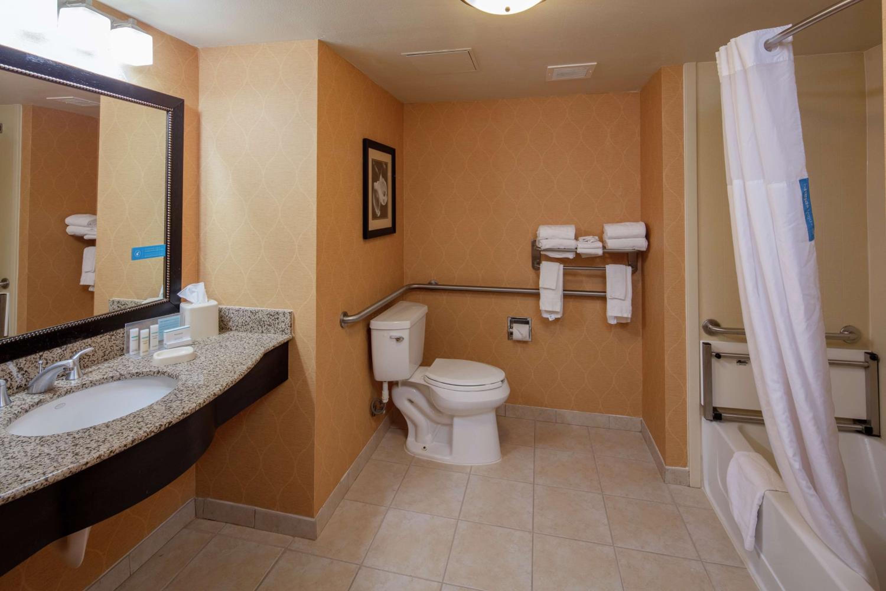 Queen Room with Two Queen Beds - Mobility Access/Non-Smoking - Photo 4