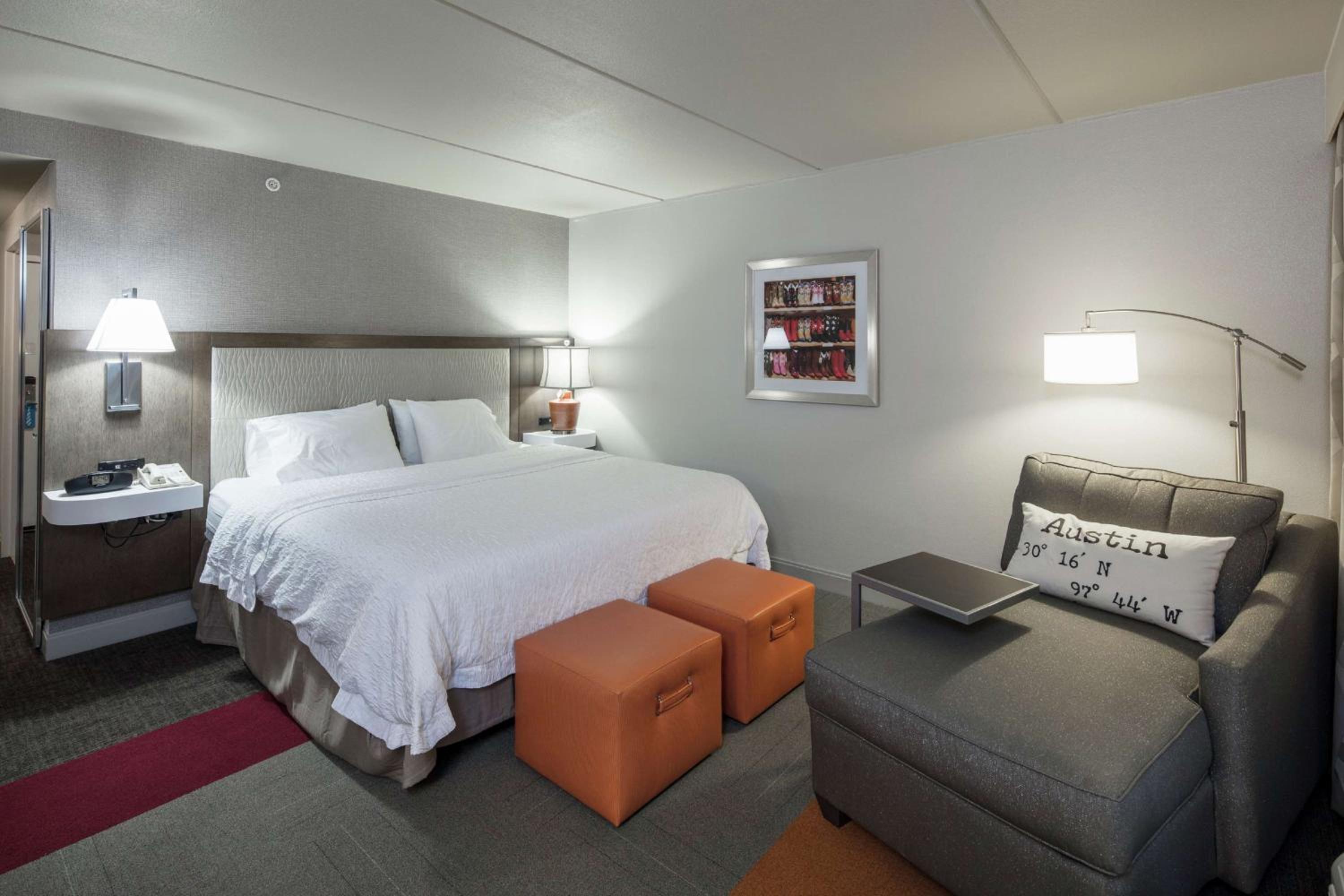 Deluxe King Room - Non-Smoking - Photo 2