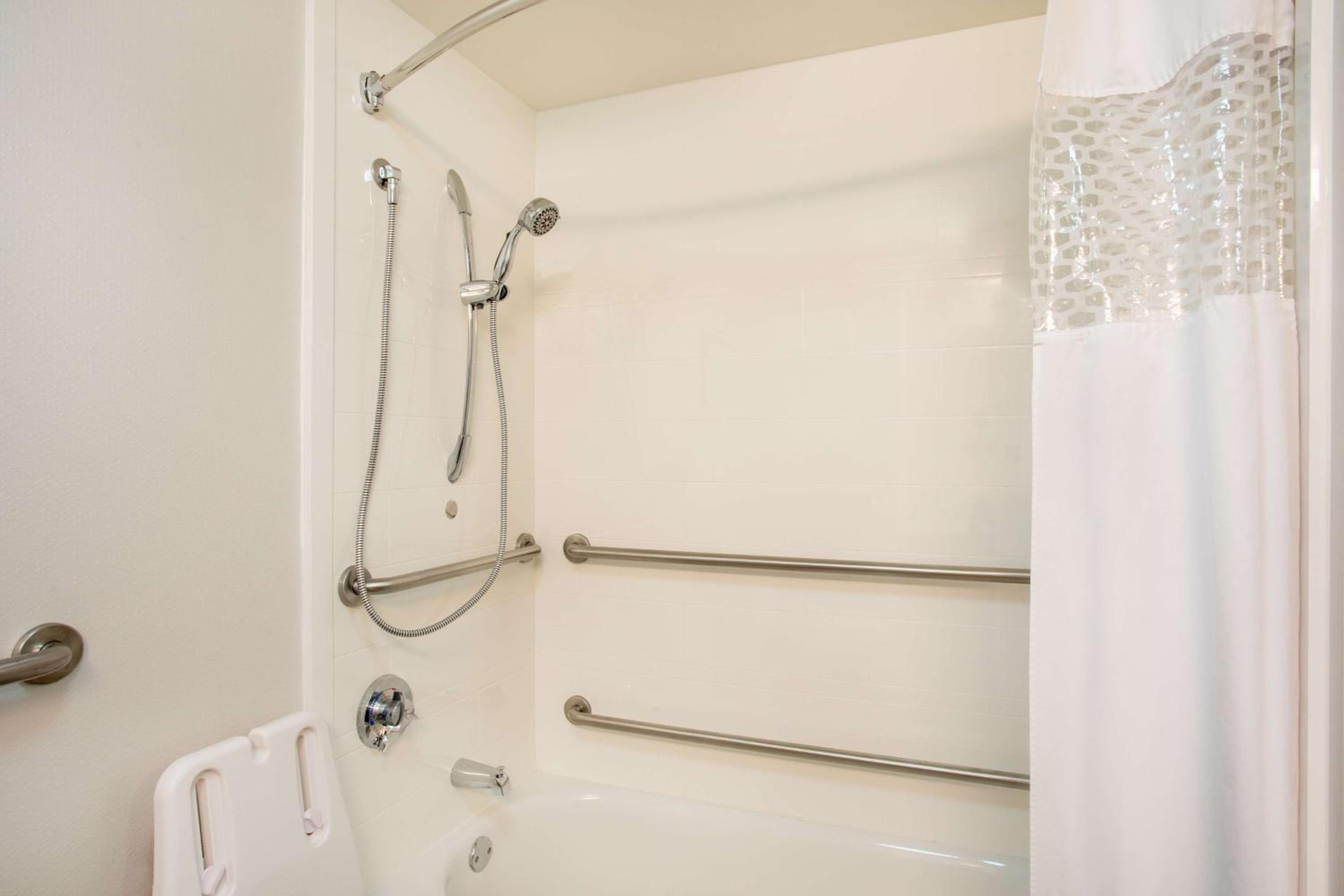 Double Room with Two Queen Beds and Bath Tub - Mobility Access - Photo 4