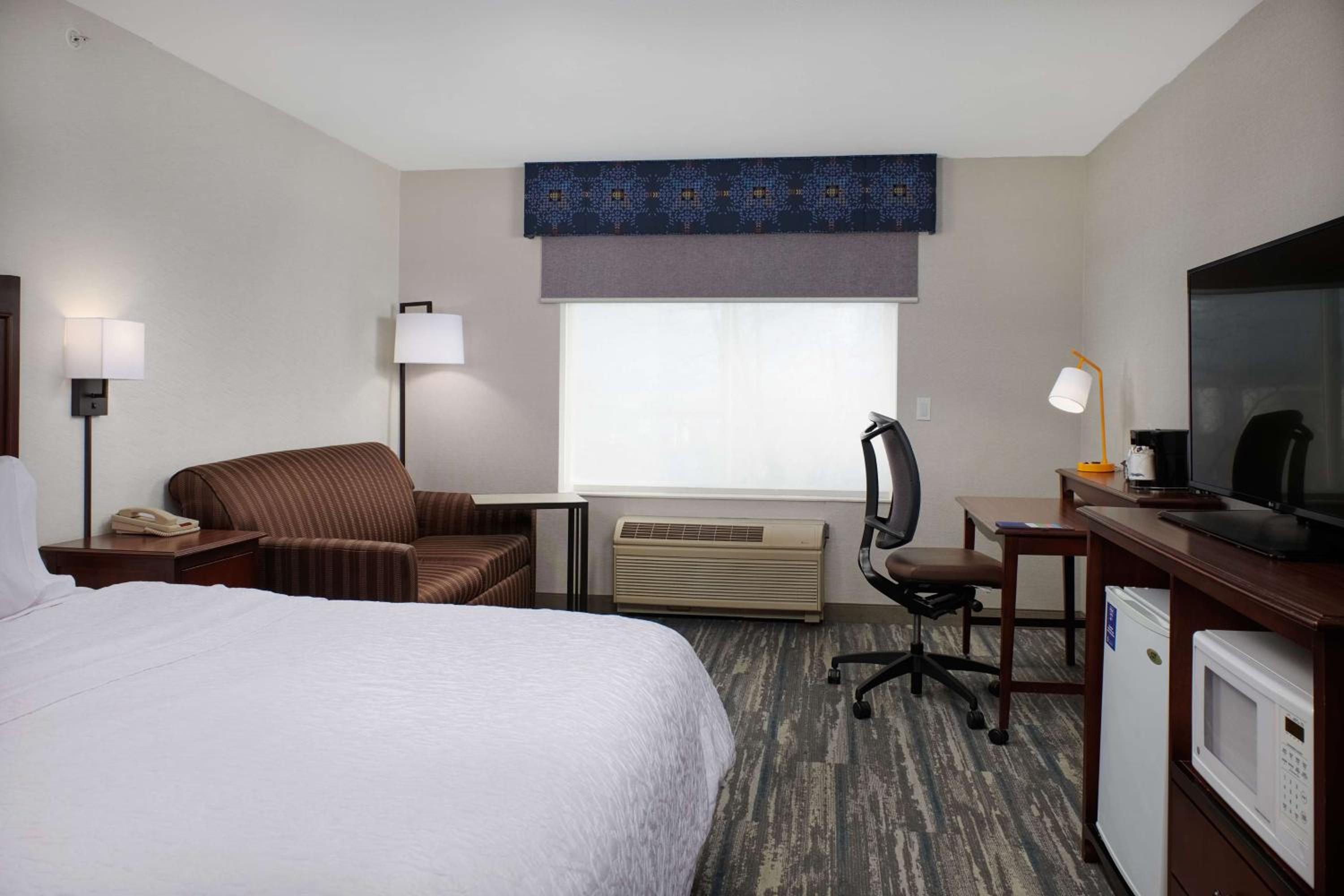 King Room with Accessible Tub - Mobility and Hearing Access/Non-Smoking - Photo 1