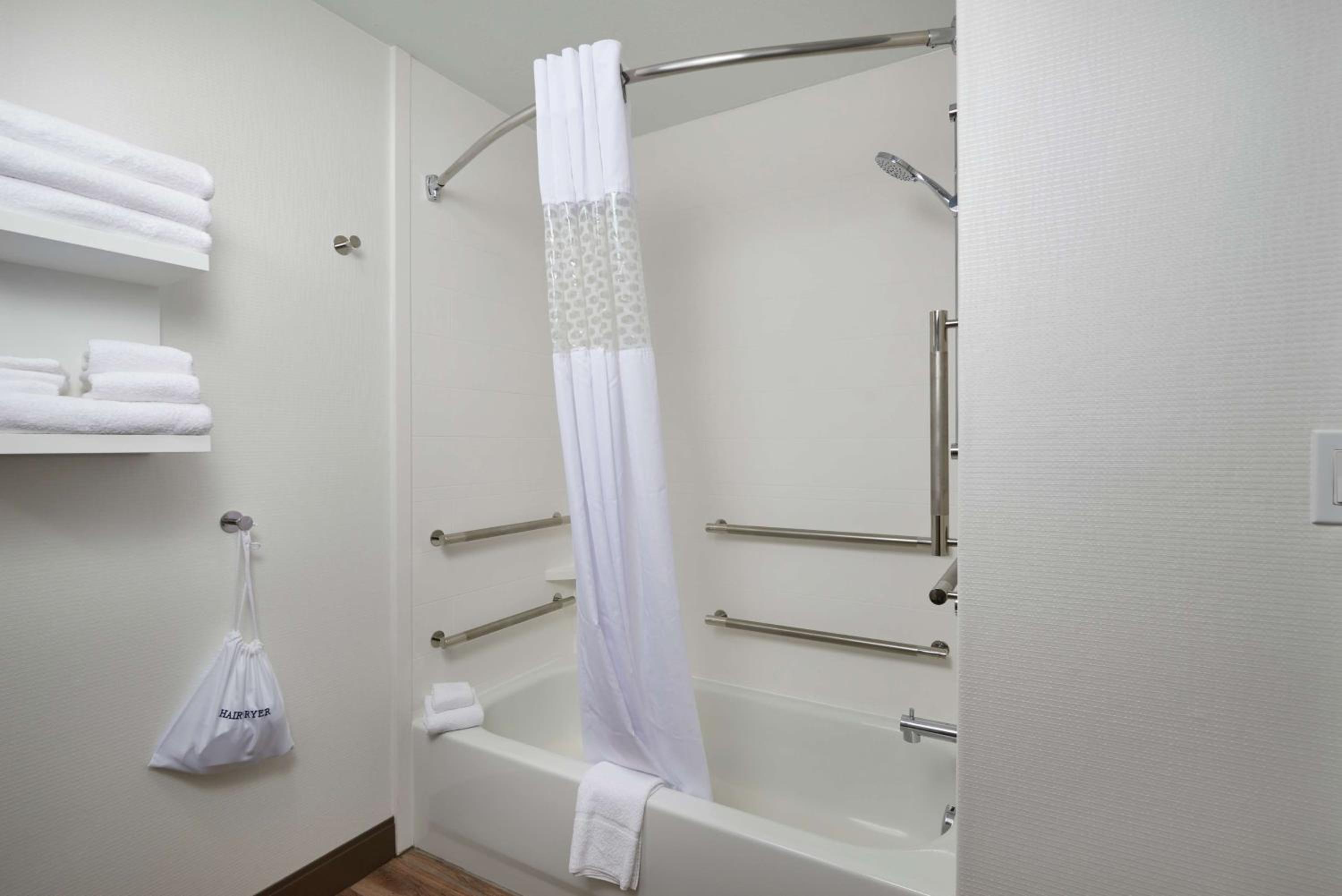 King Room with Accessible Tub - Mobility and Hearing Access/Non-Smoking - Photo 3