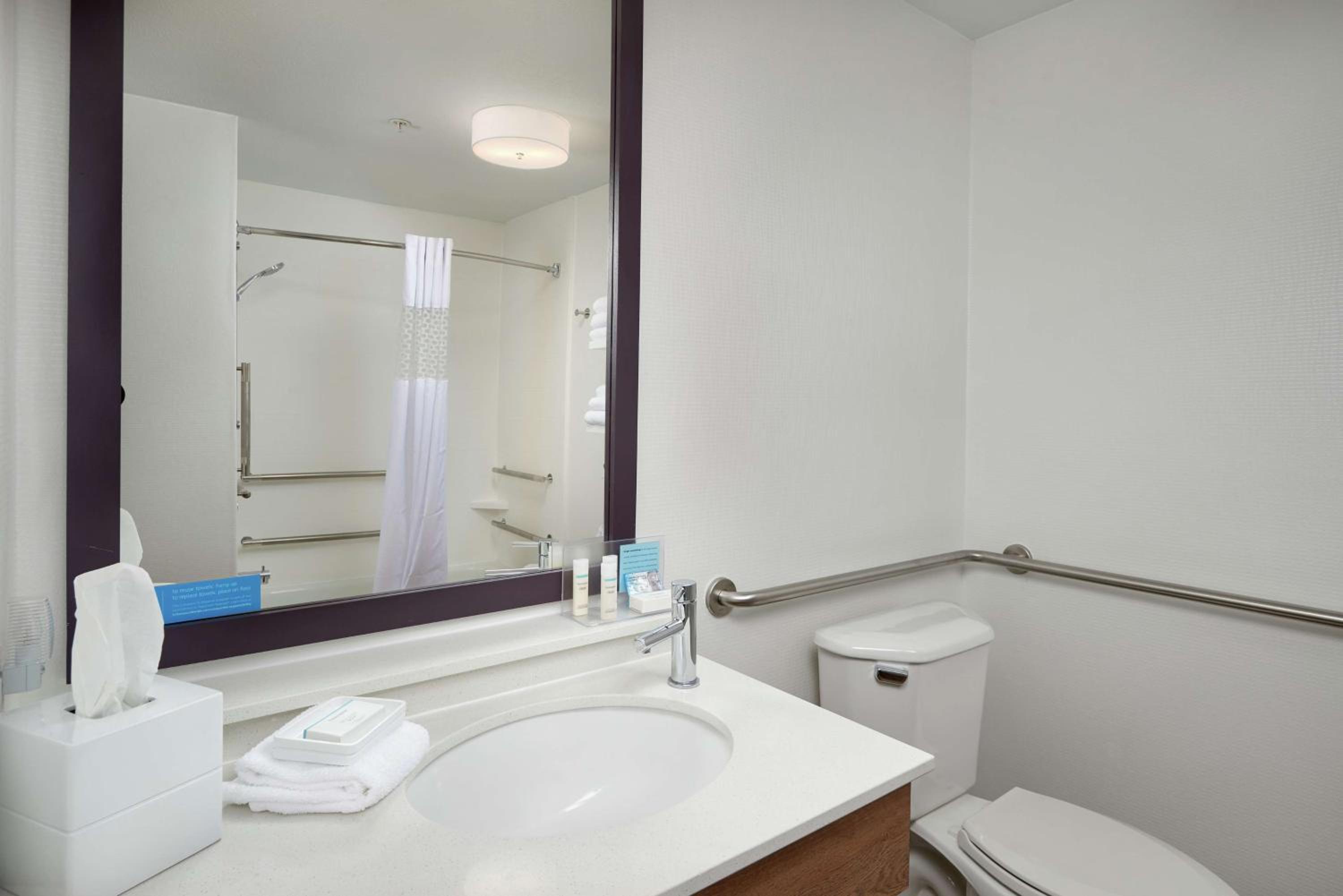 King Room with Accessible Tub - Mobility and Hearing Access/Non-Smoking - Photo 2