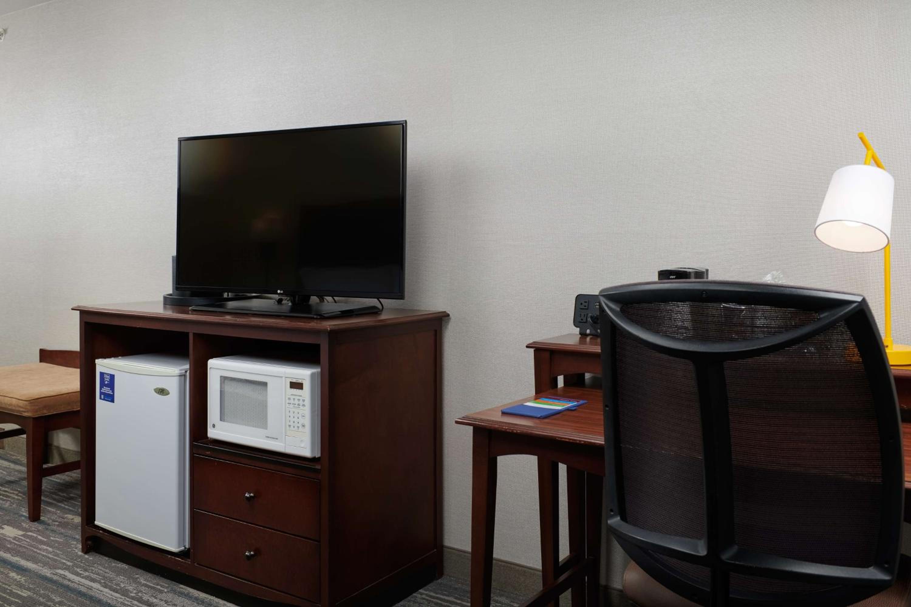King Room with Sofa Bed - Non-Smoking - Photo 4