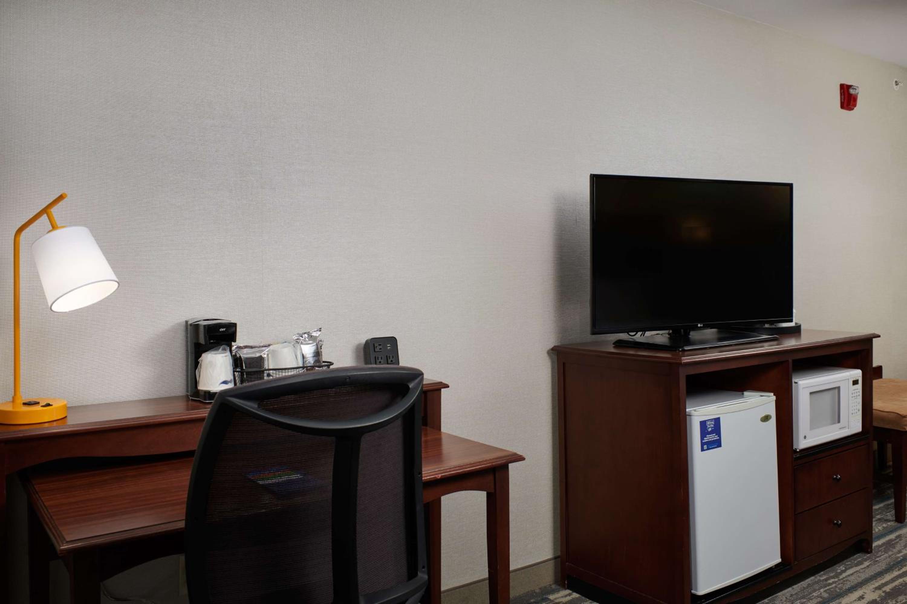 King Room with Sofa Bed - Non-Smoking - Photo 3