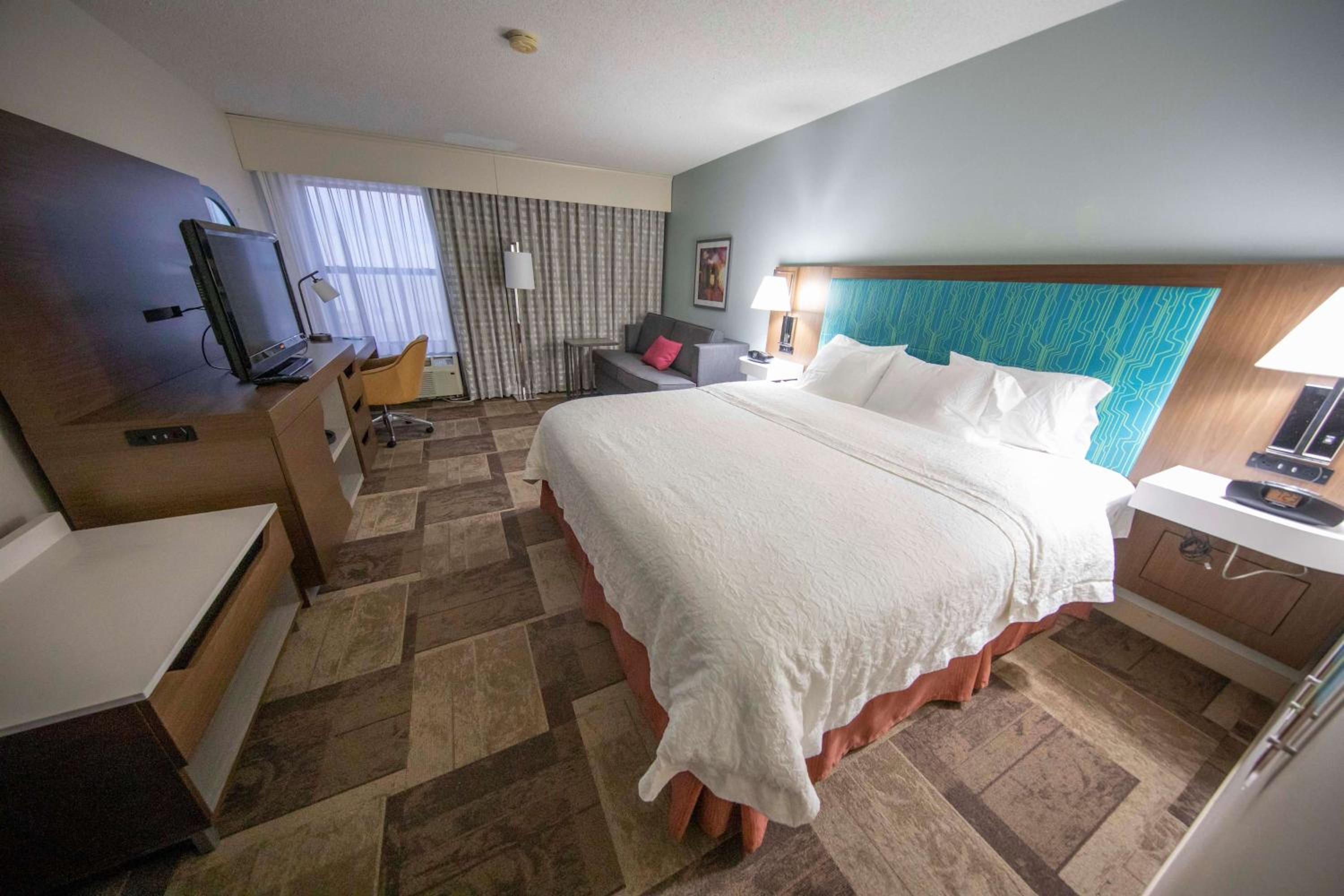 King Suite with Sofa Bed - Non-Smoking - Photo 6