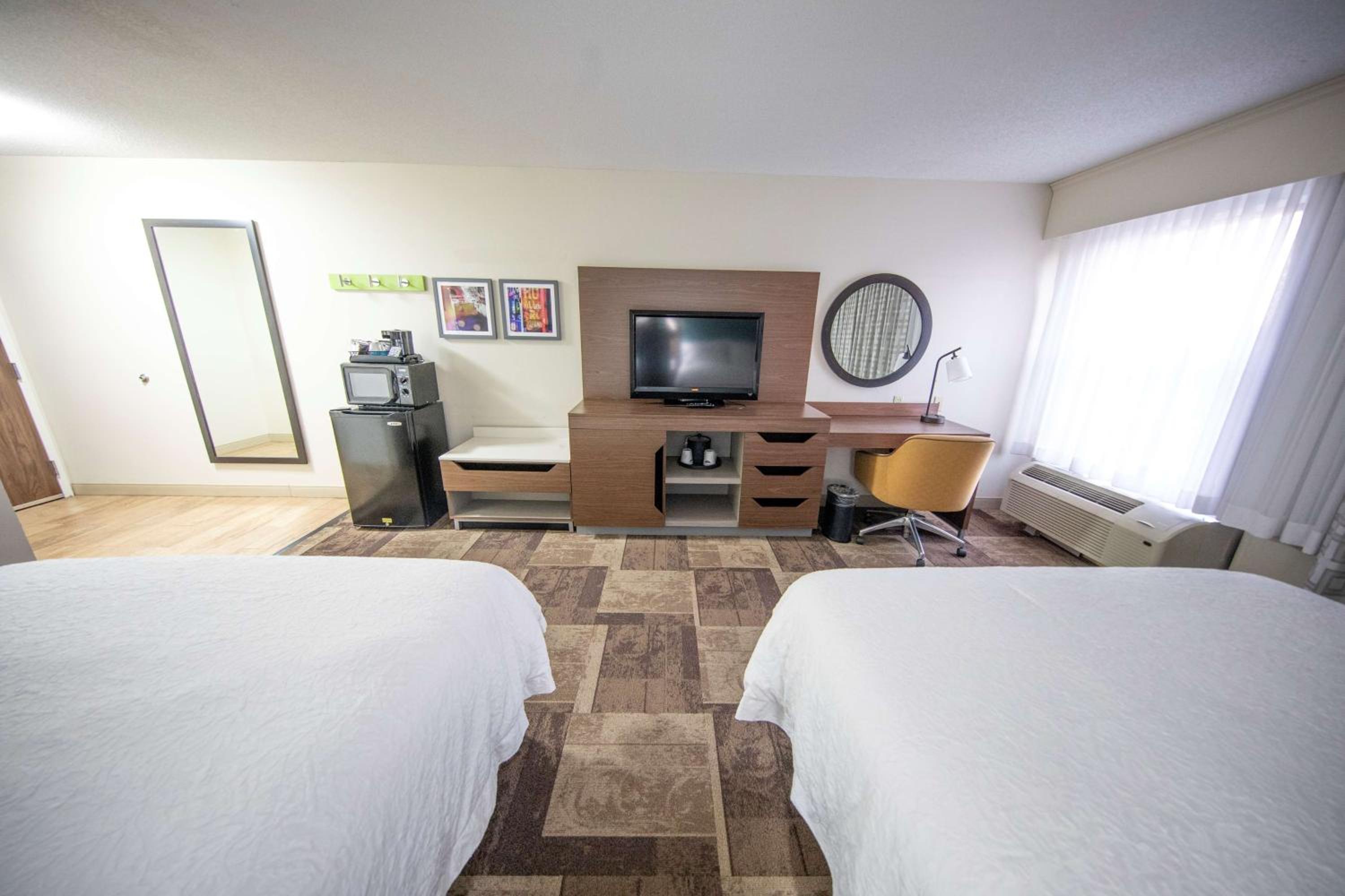 Room with Two Queen Beds - Non-Smoking - Photo 4