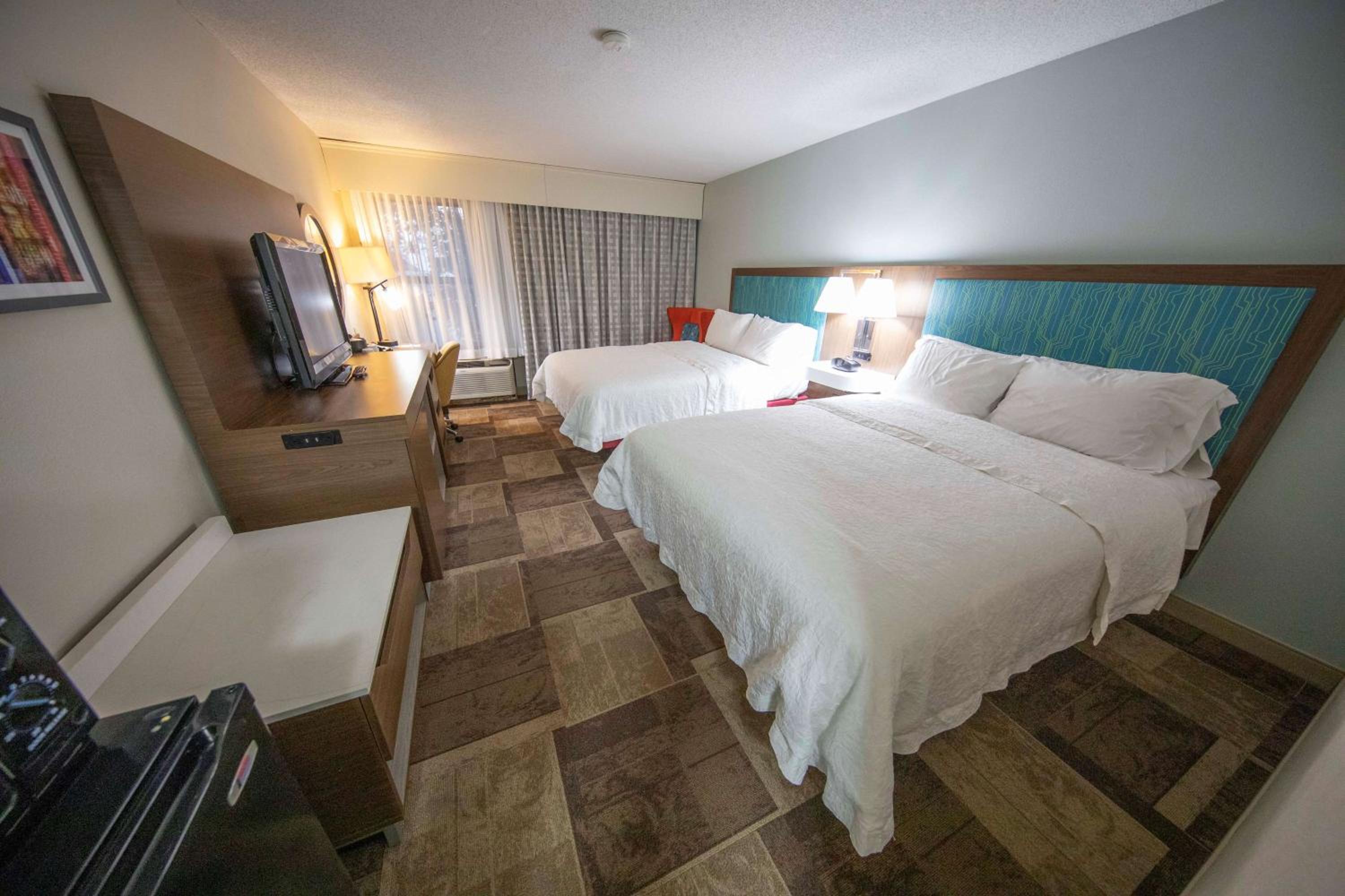 Room with Two Queen Beds - Non-Smoking - Photo 5