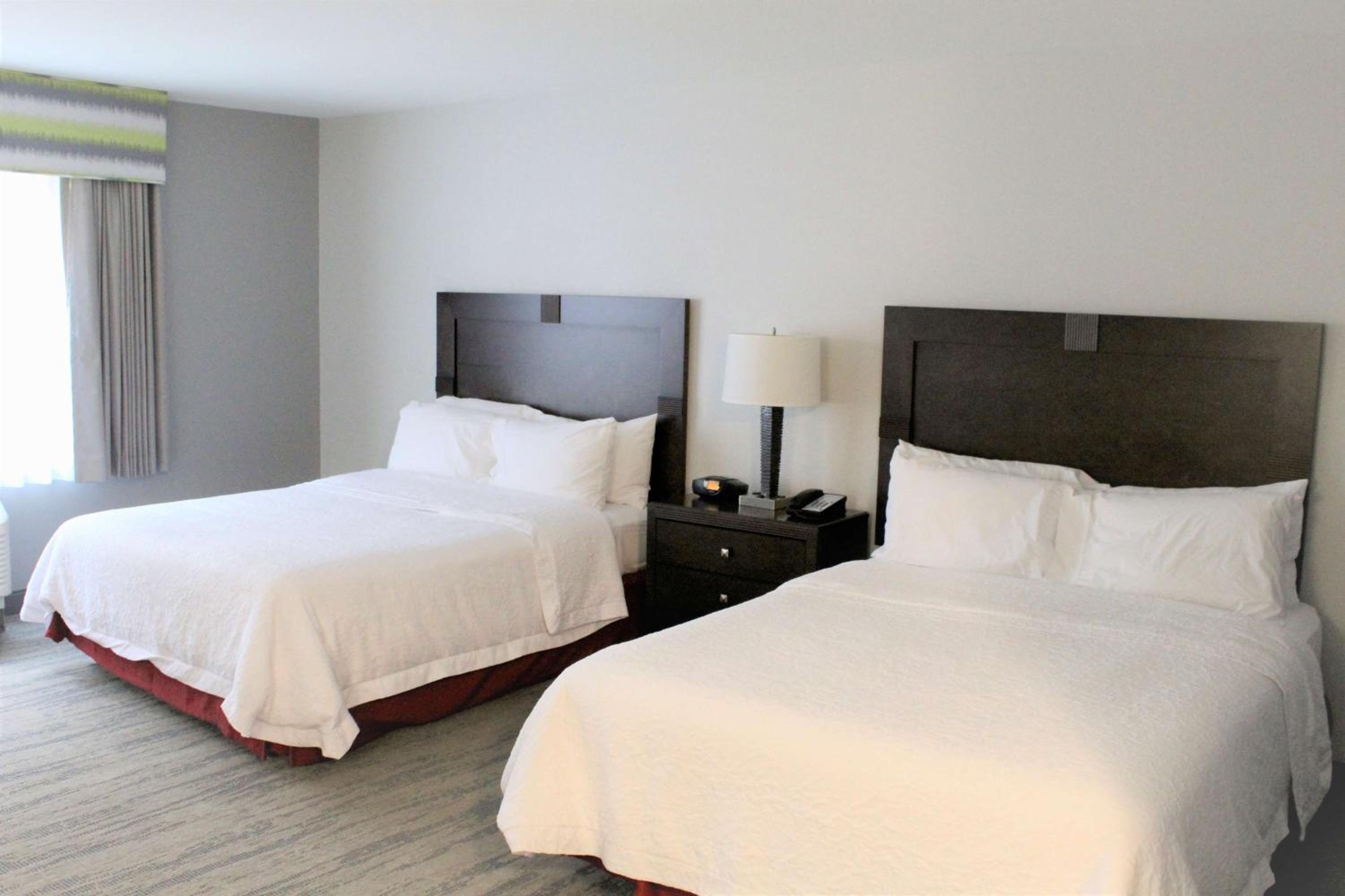 Queen Room with Two Queen Beds - Mobility Access/Non-Smoking photo 2