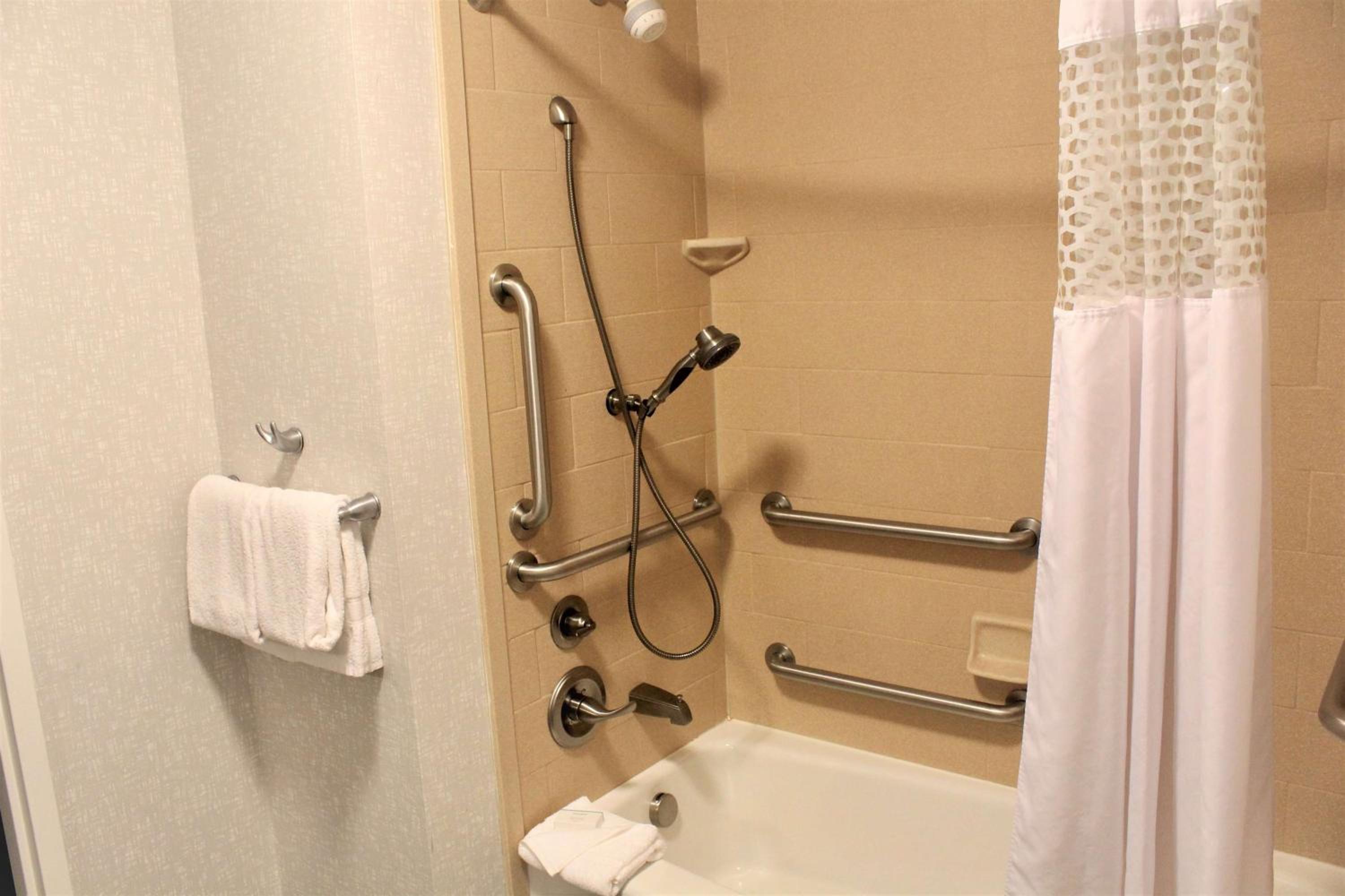 Queen Room with Two Queen Beds - Mobility Access/Non-Smoking photo 3