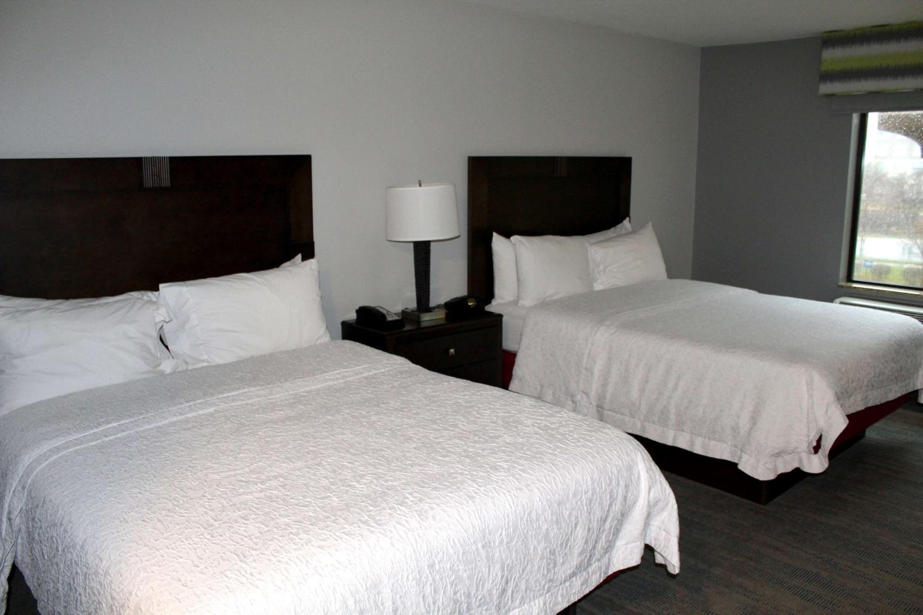Queen Room with Two Queen Beds - Non-Smoking photo 3