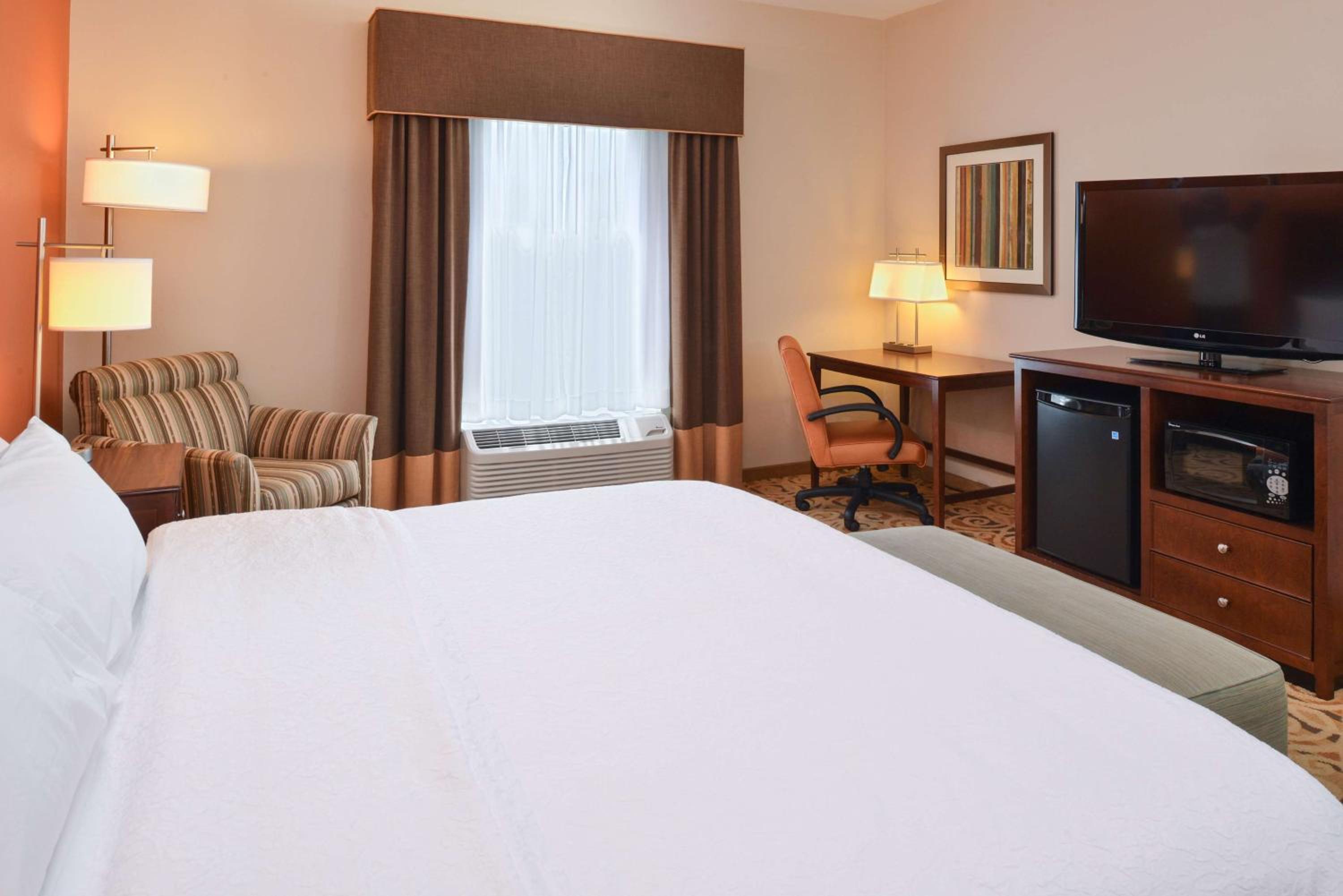 King Room with Accessible Tub - Mobility and Hearing Access/Non-Smoking