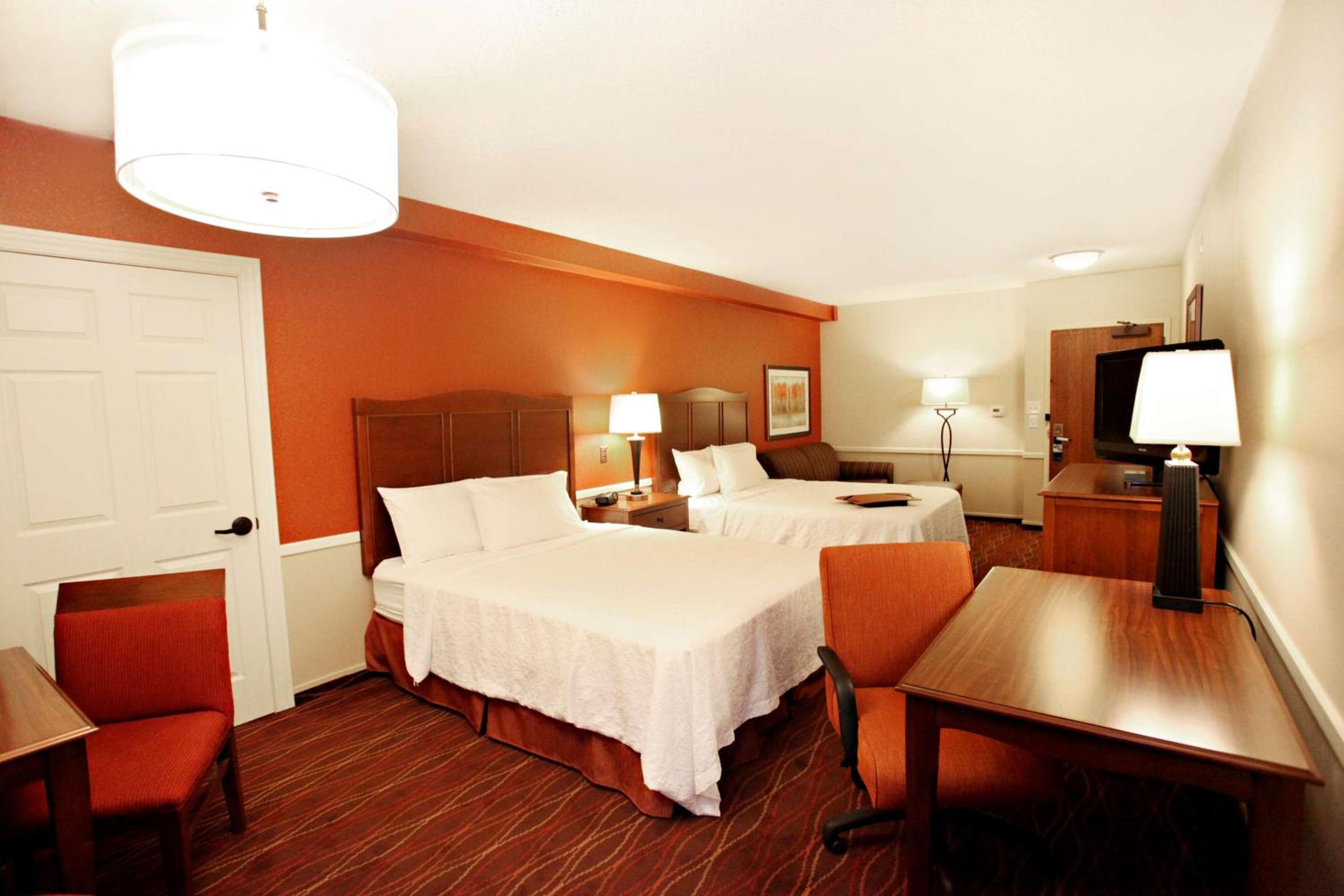 Queen with Two Queen Beds - Non-Smoking - Photo 1