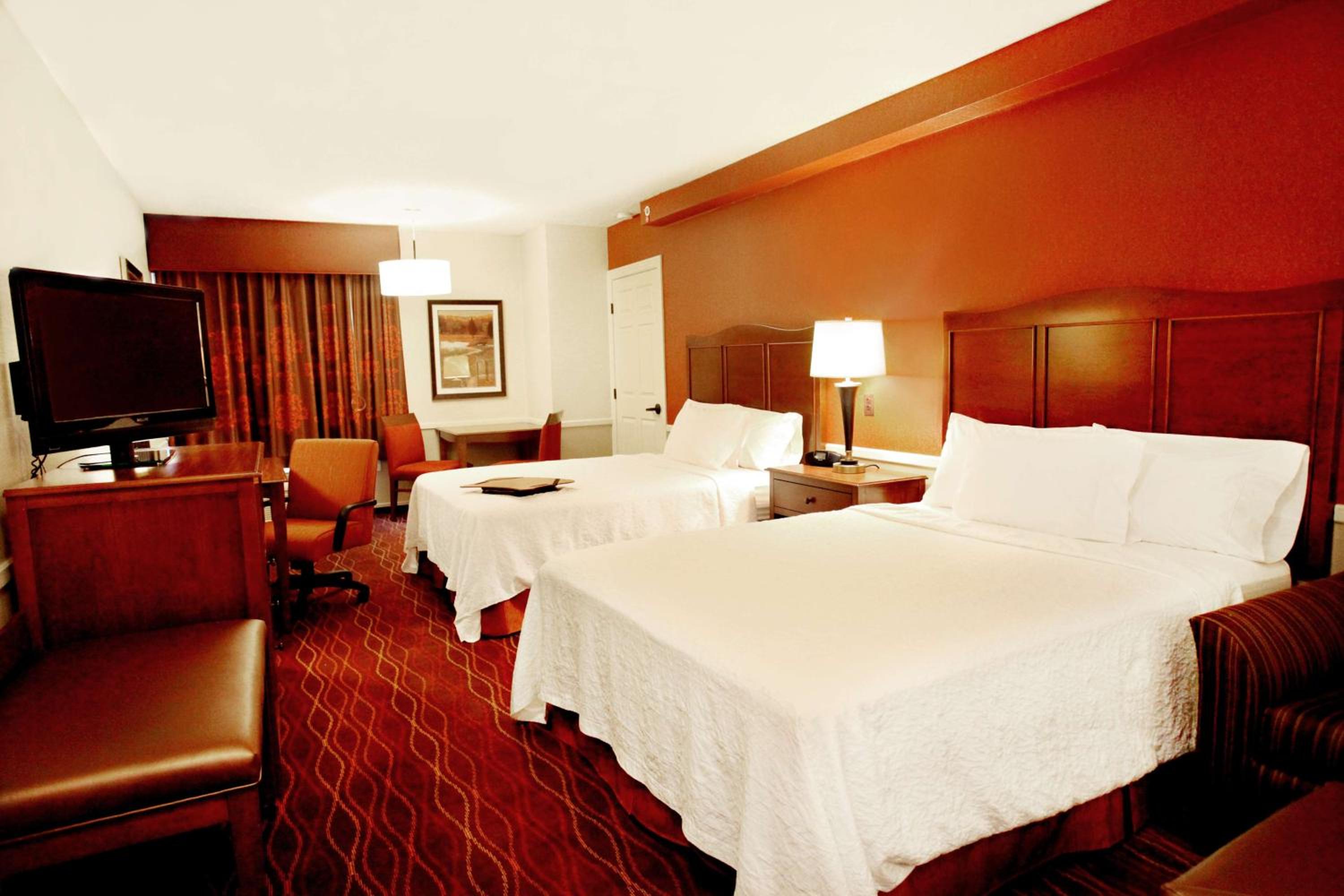 Queen with Two Queen Beds - Non-Smoking - Photo 4