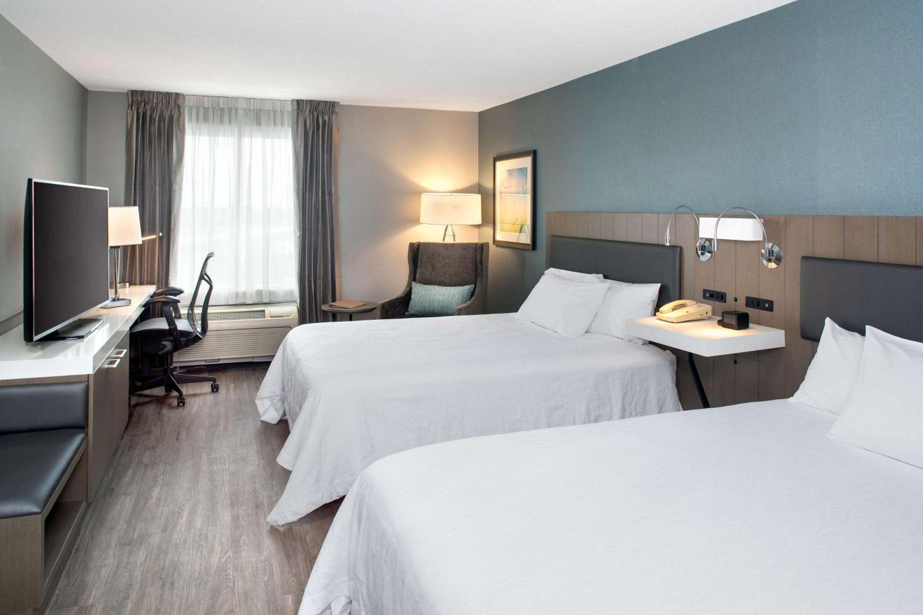 Queen Room with Two Queen Beds - Photo 4