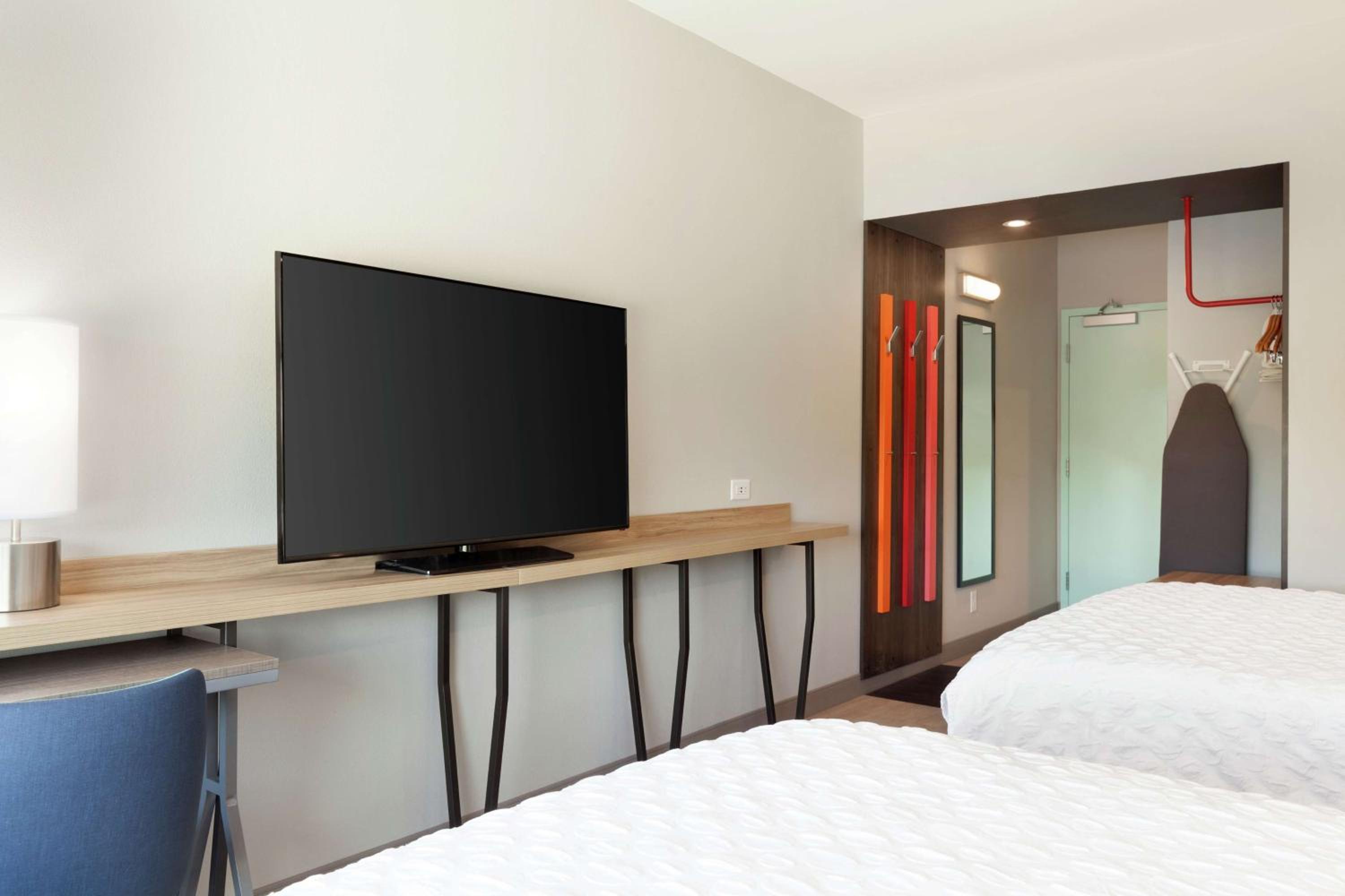 Queen Room with Two Queen Beds and River View photo 2