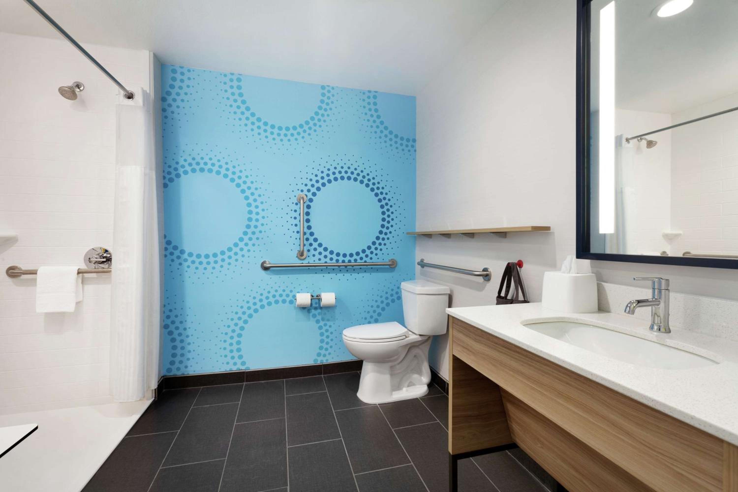 King Room with Roll-In Shower - Mobility and Hearing Access photo 2