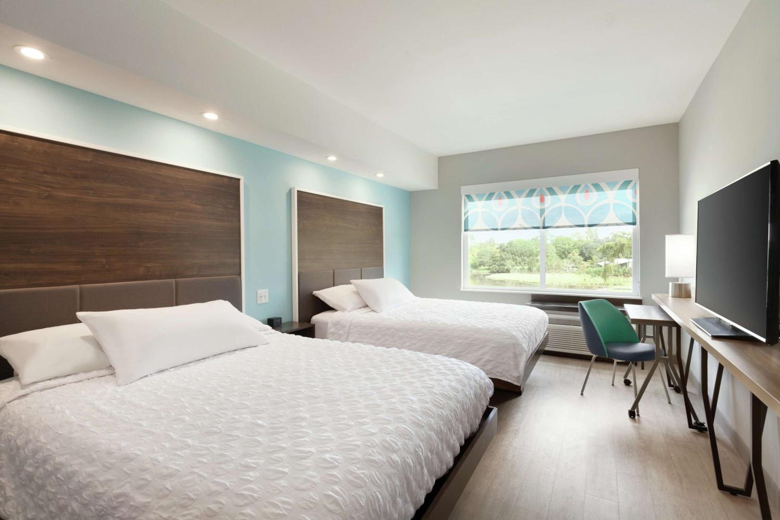 Queen Room with Two Queen Beds and River View photo 3