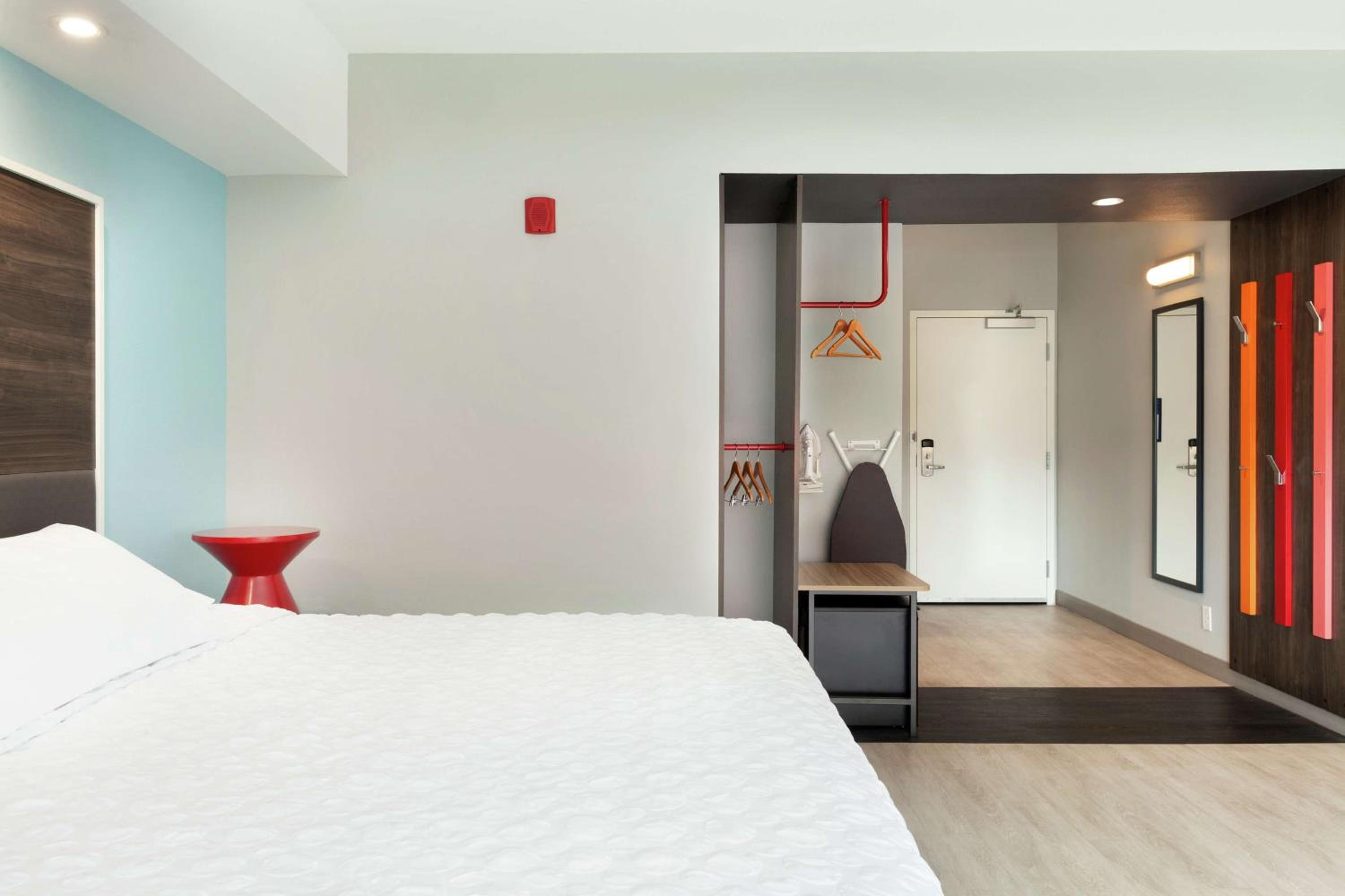 King Room with Roll-In Shower - Mobility and Hearing Access photo 3