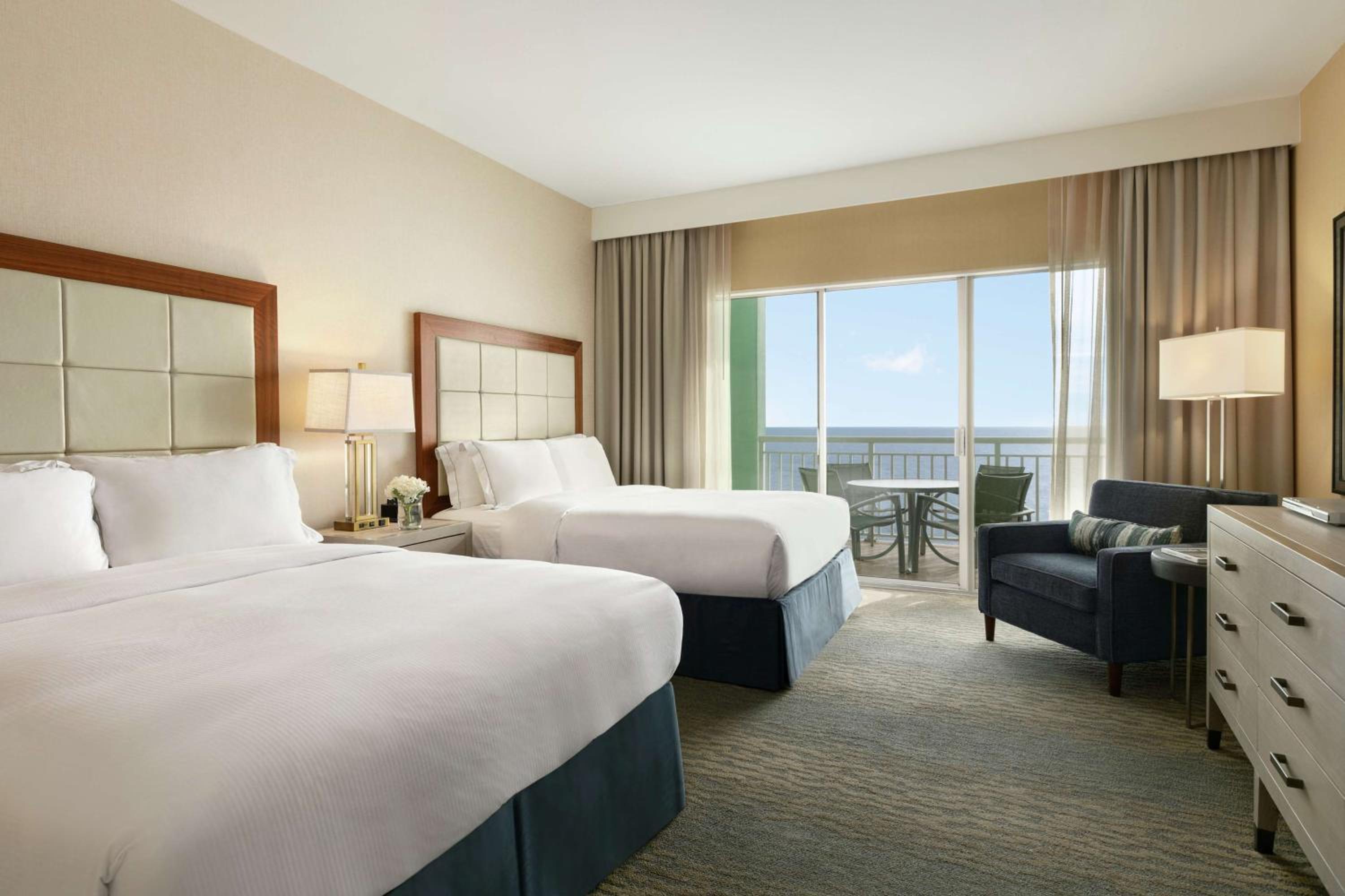Queen Suite with Tub - Mobility Accessible - Oceanfront