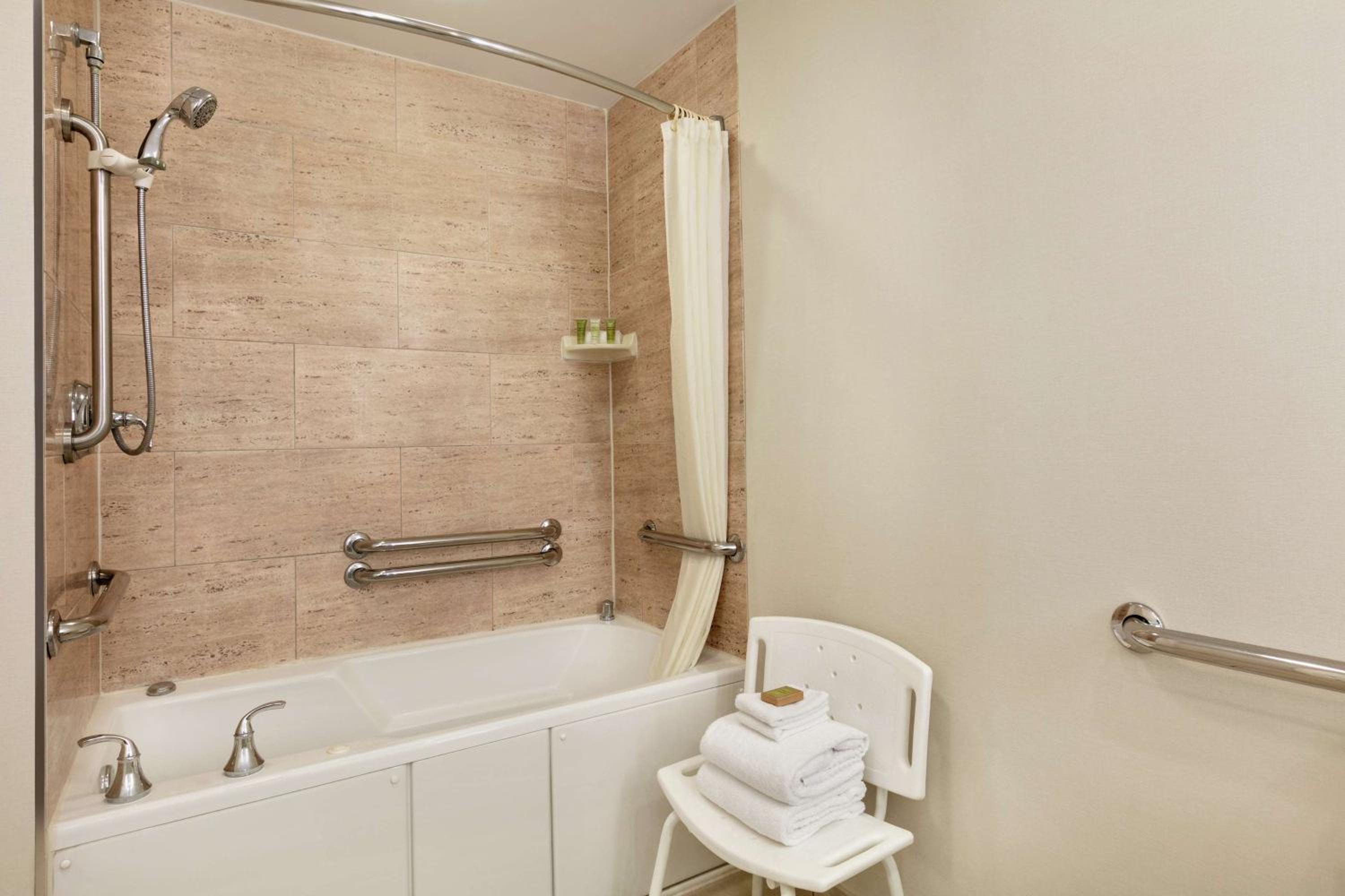 Queen Suite with Tub - Mobility Accessible - Oceanfront photo 3