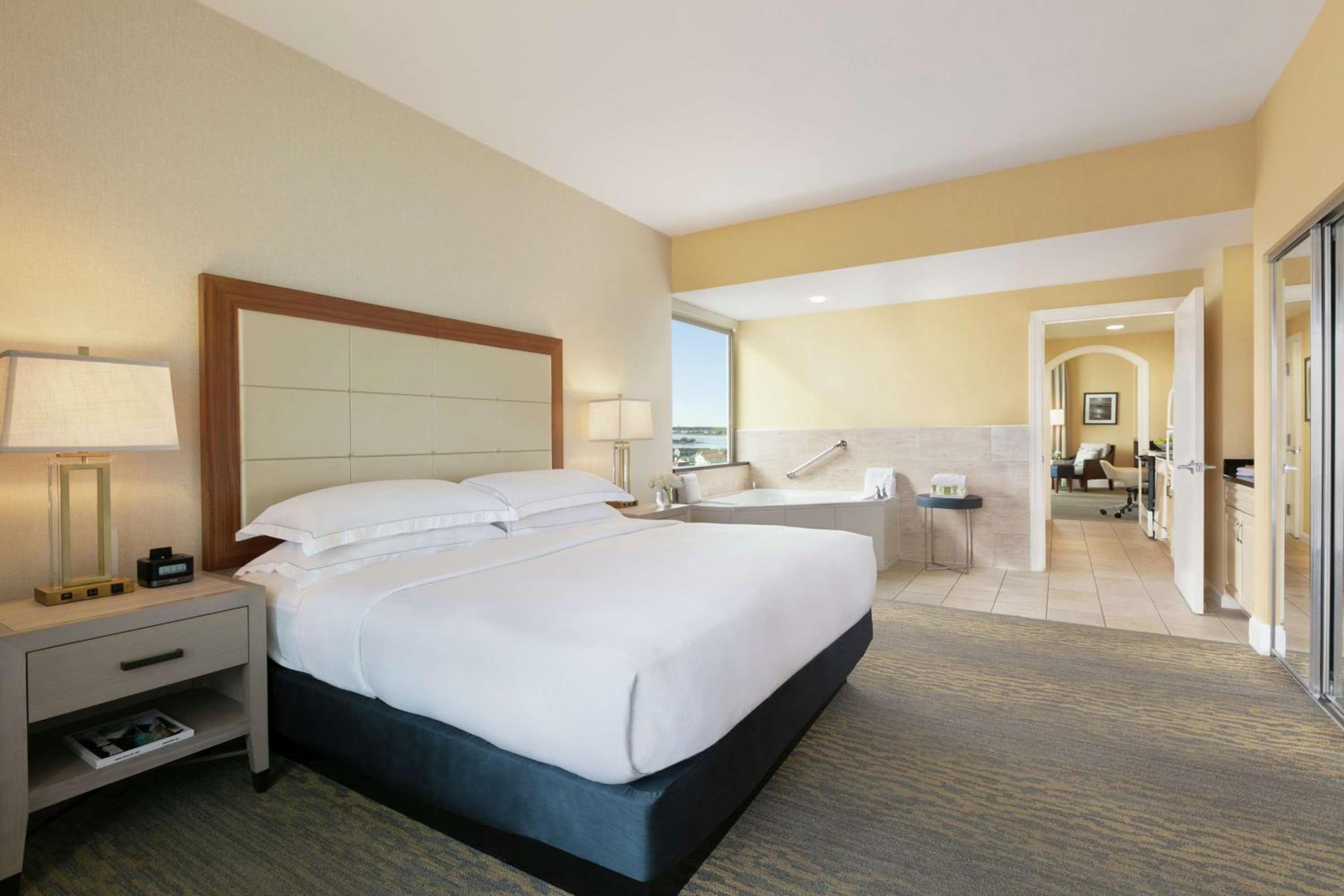 King Corner Oceanfront Suite - Photo 2