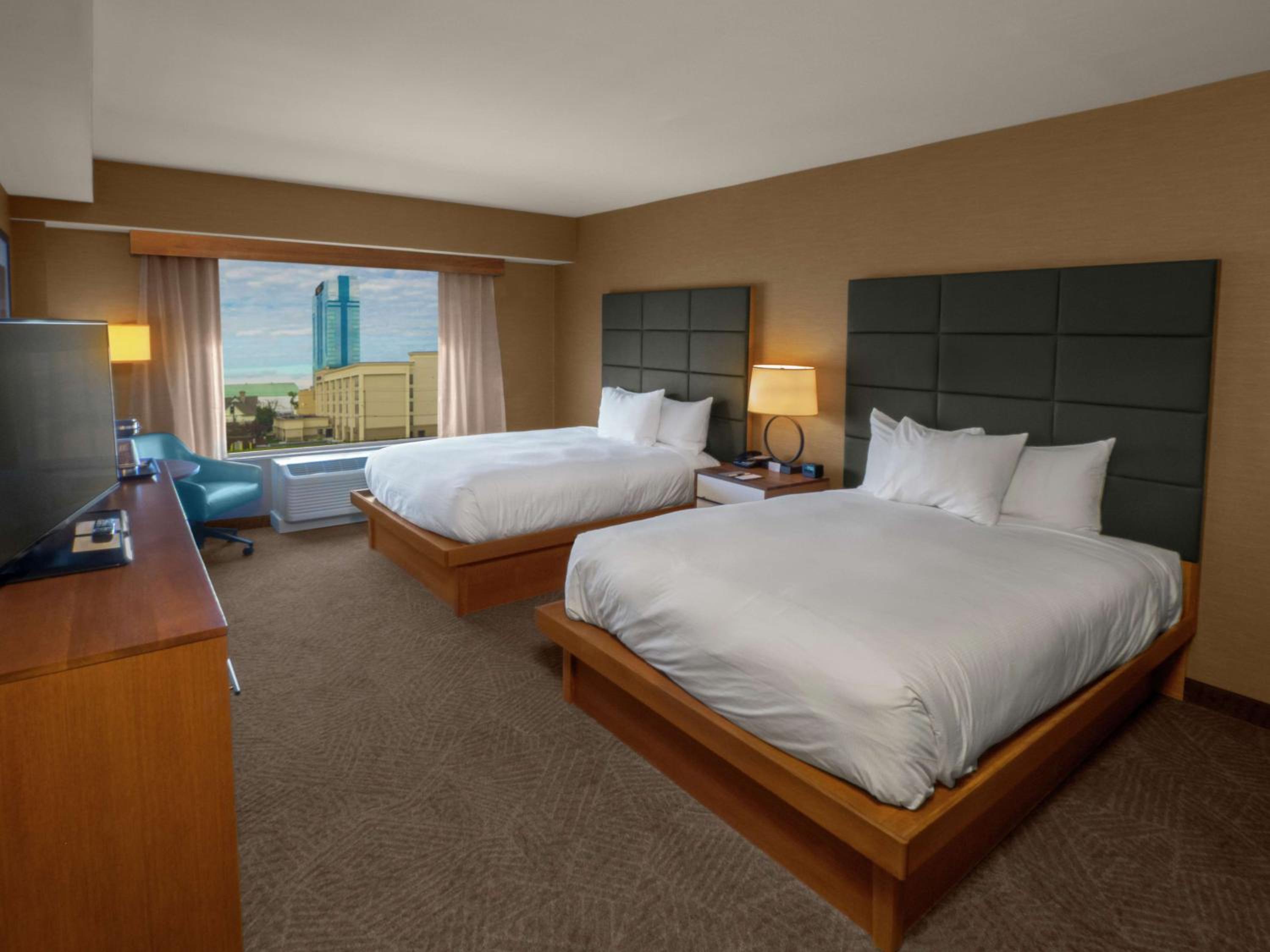 Queen Room with Two Queen Beds - Photo 4