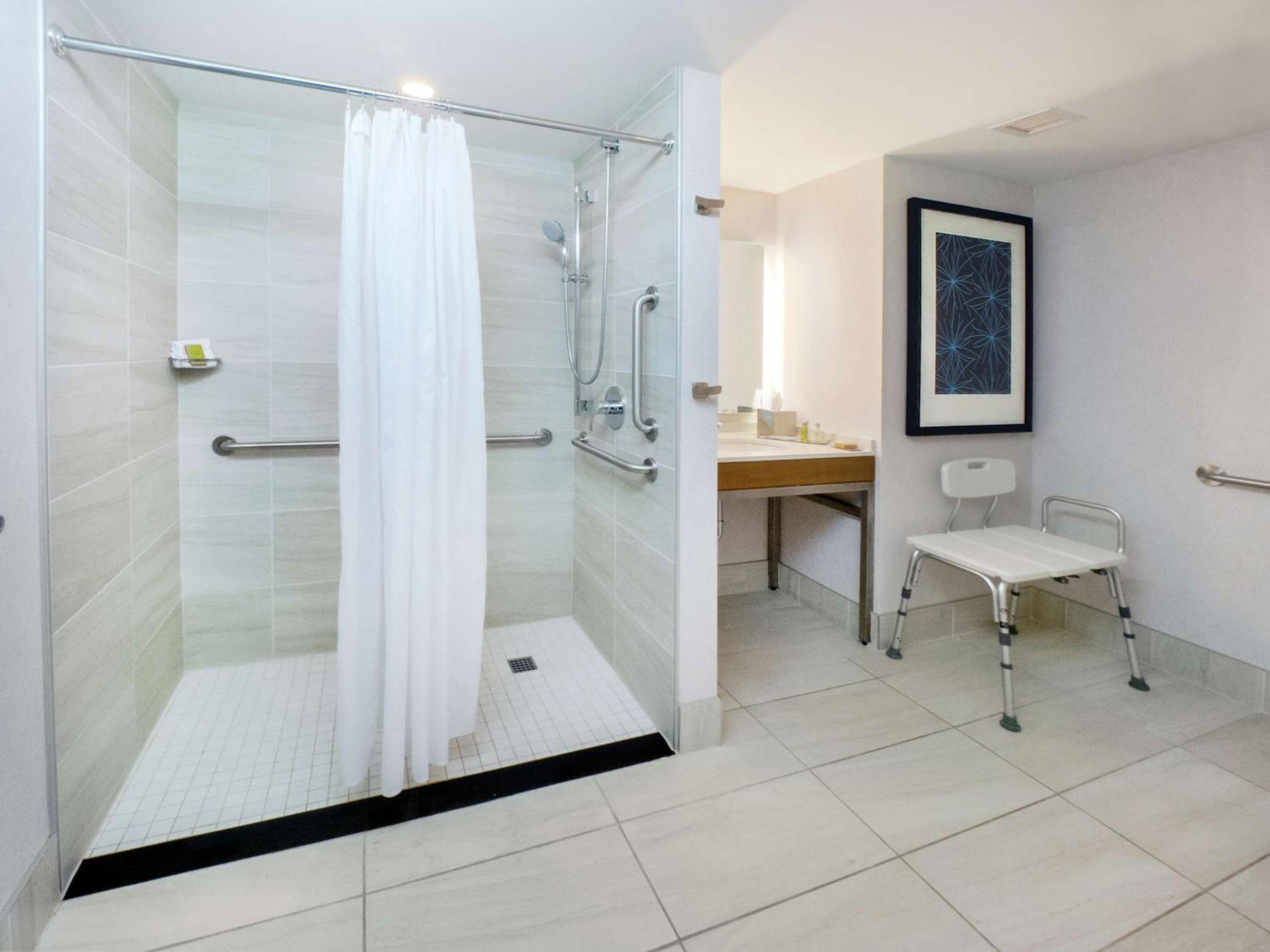 King Room with Roll-In Shower - Mobility Access - Photo 3