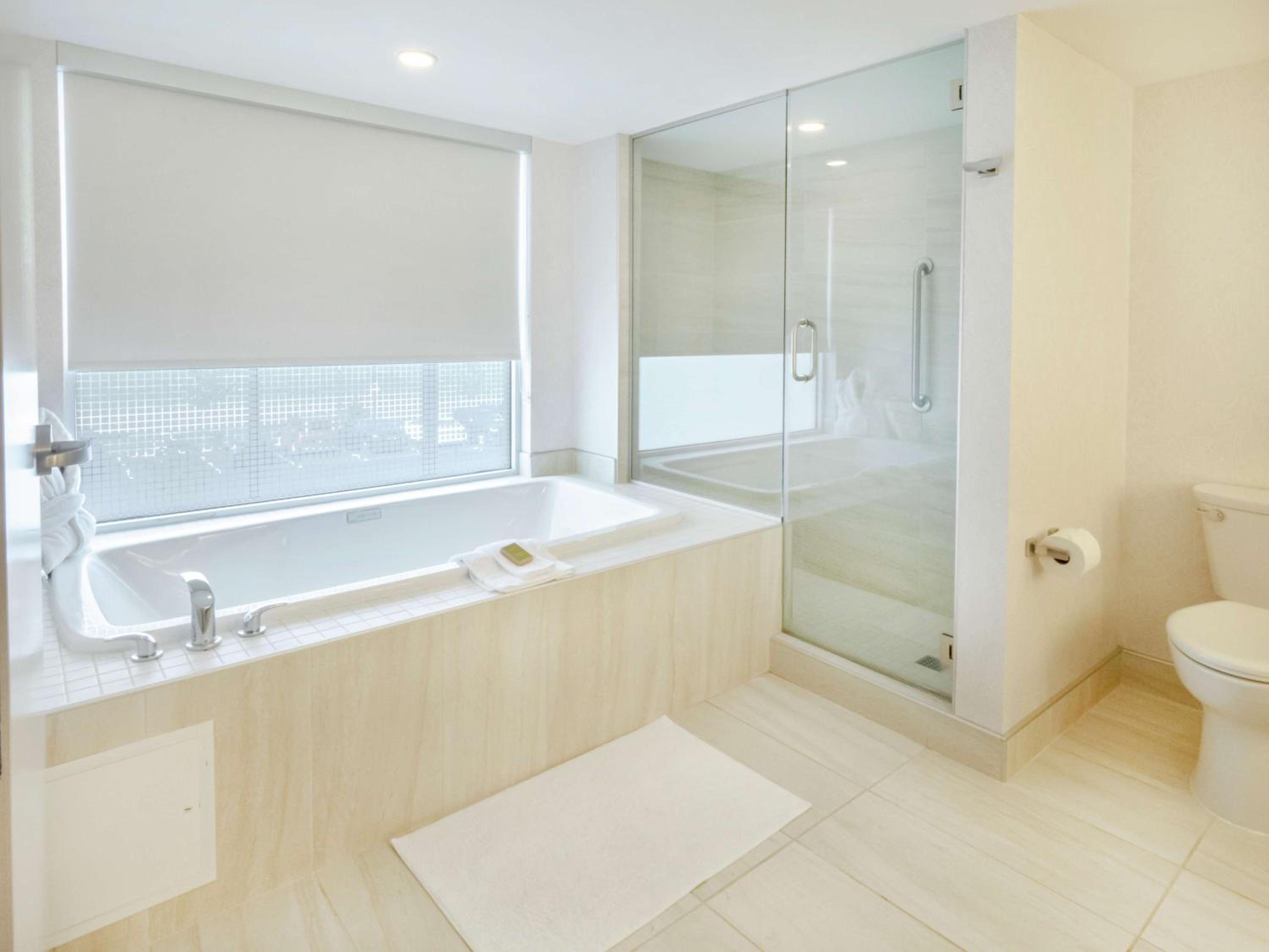 Executive King Suite with Whirlpool - Photo 5