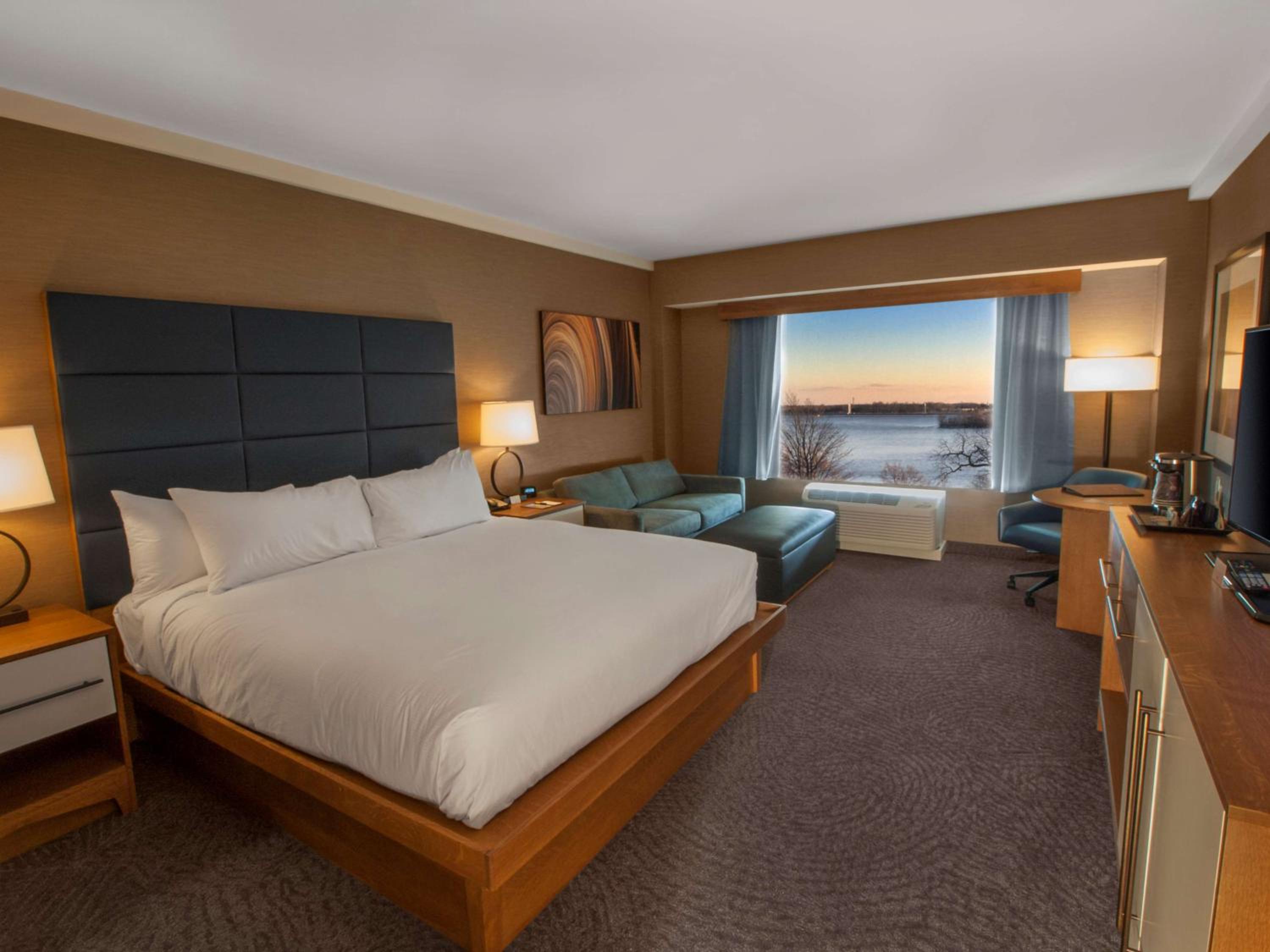 King Room with River View - Photo 3