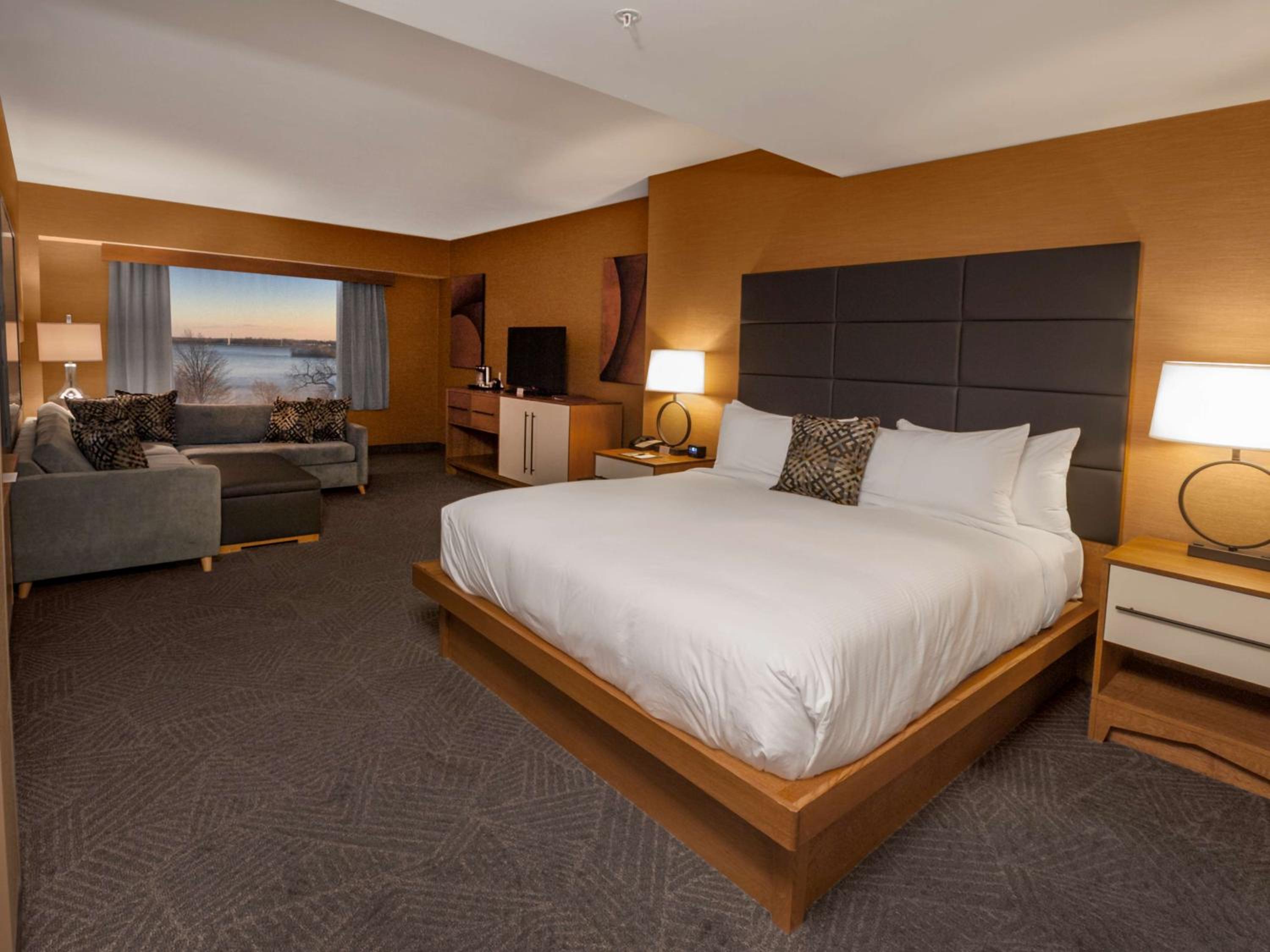 Superior King Room with River View photo 3