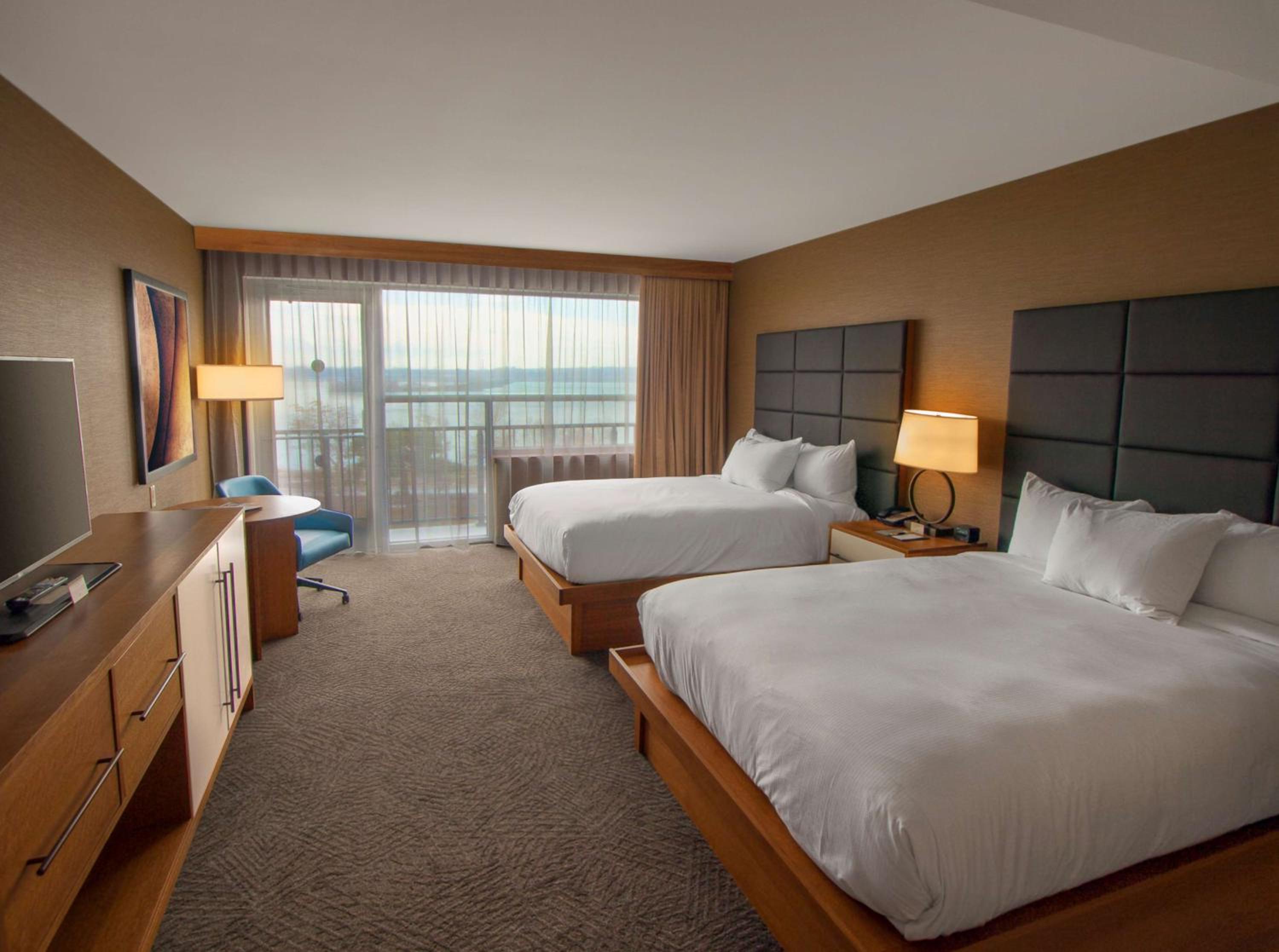 Queen Room with Two Queen Beds - Balcony and River View - Photo 3