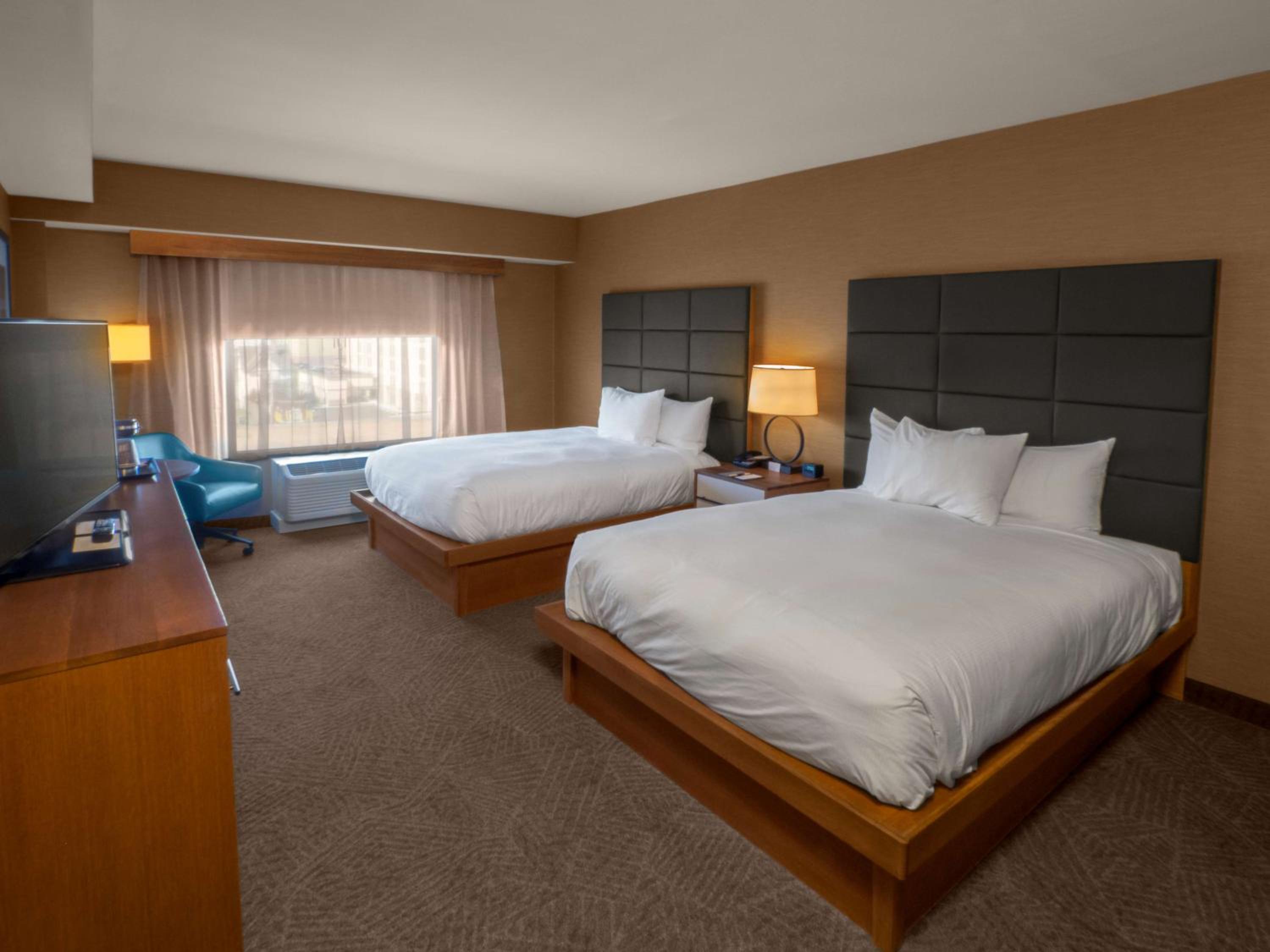 Queen Room with Two Queen Beds - Photo 3