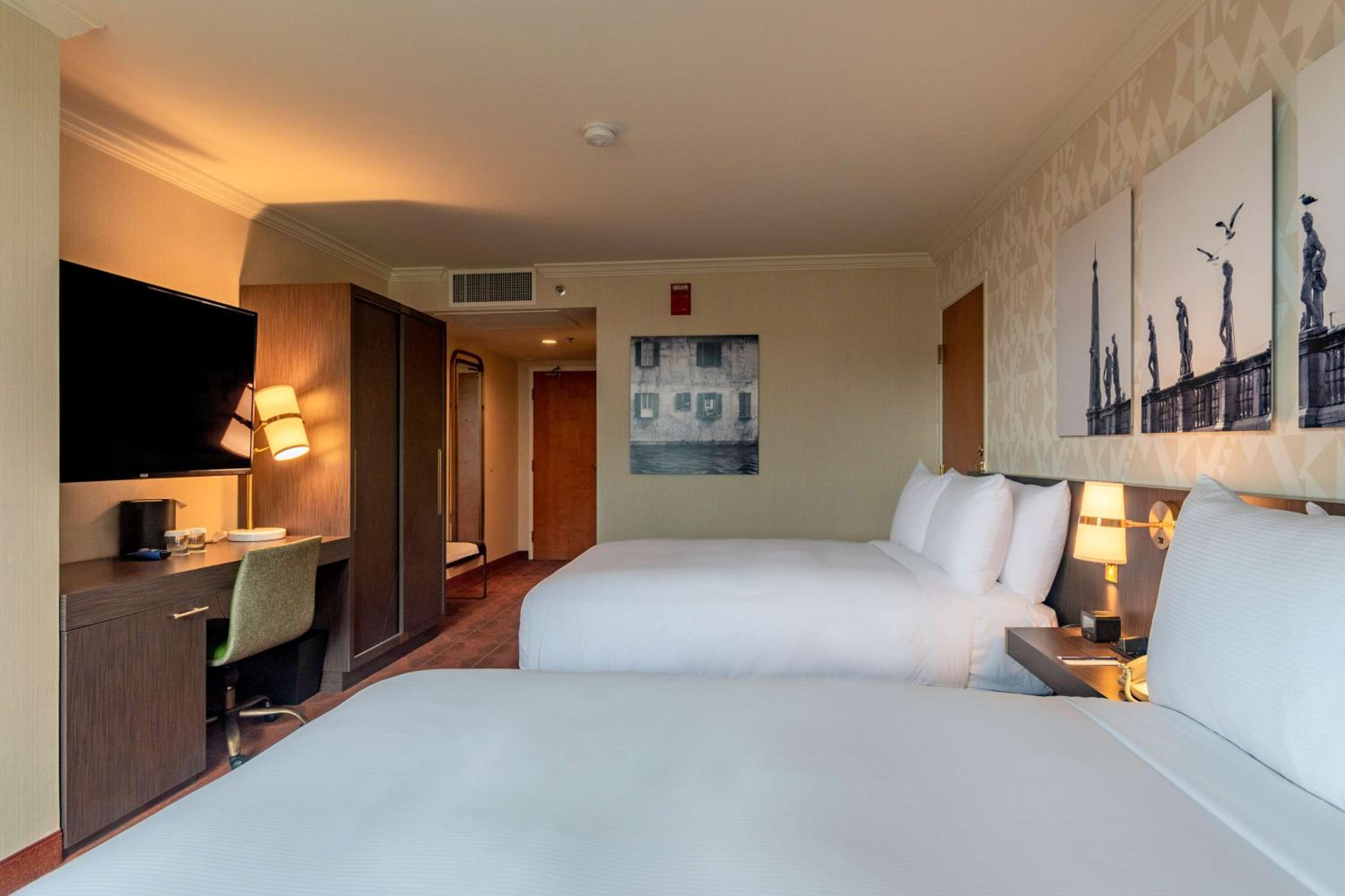 Standard King Guest Room with Balcony and City View and Tub - Mobility Accessible