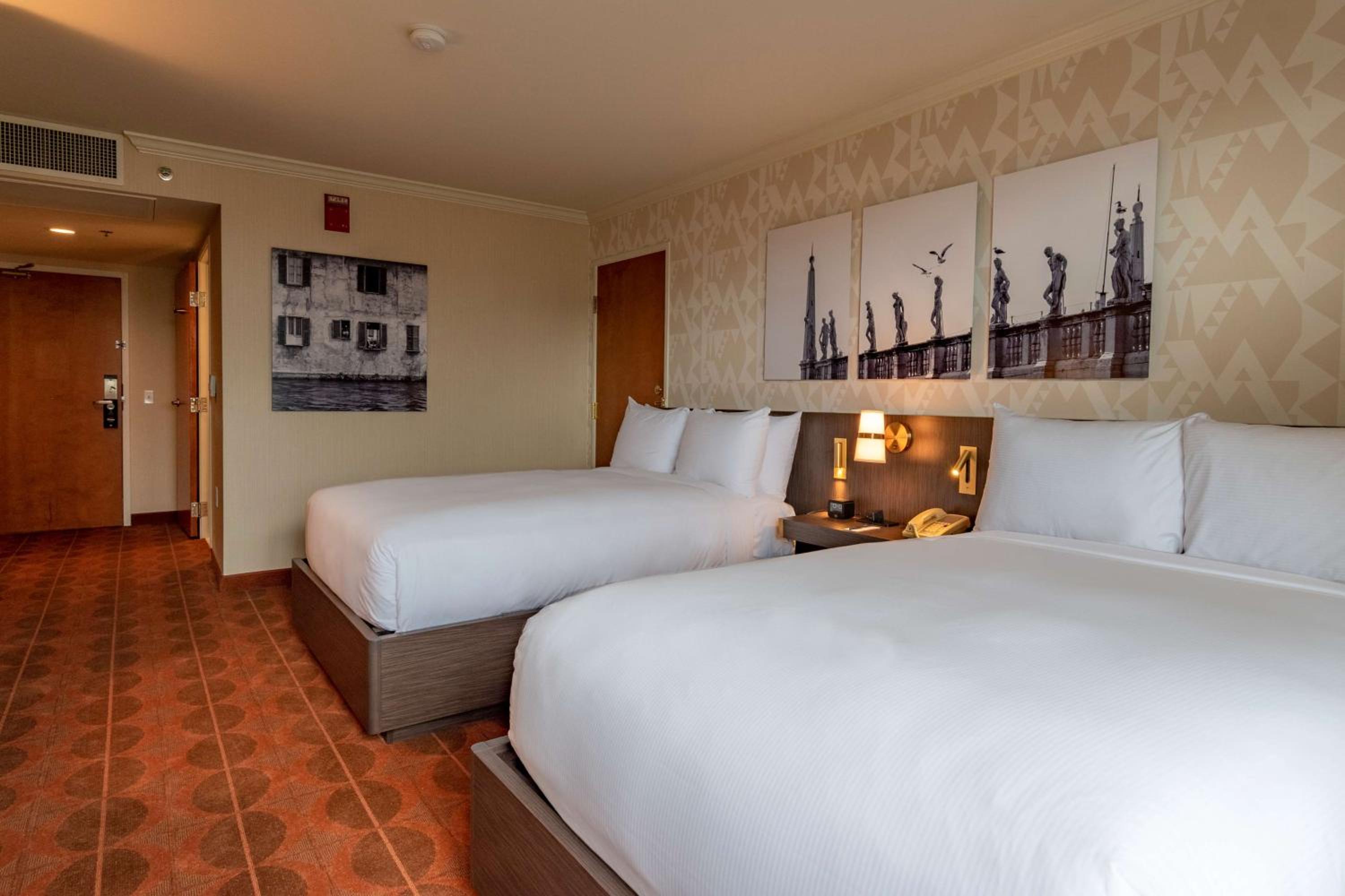Standard King Guest Room with Balcony and City View and Tub - Mobility Accessible