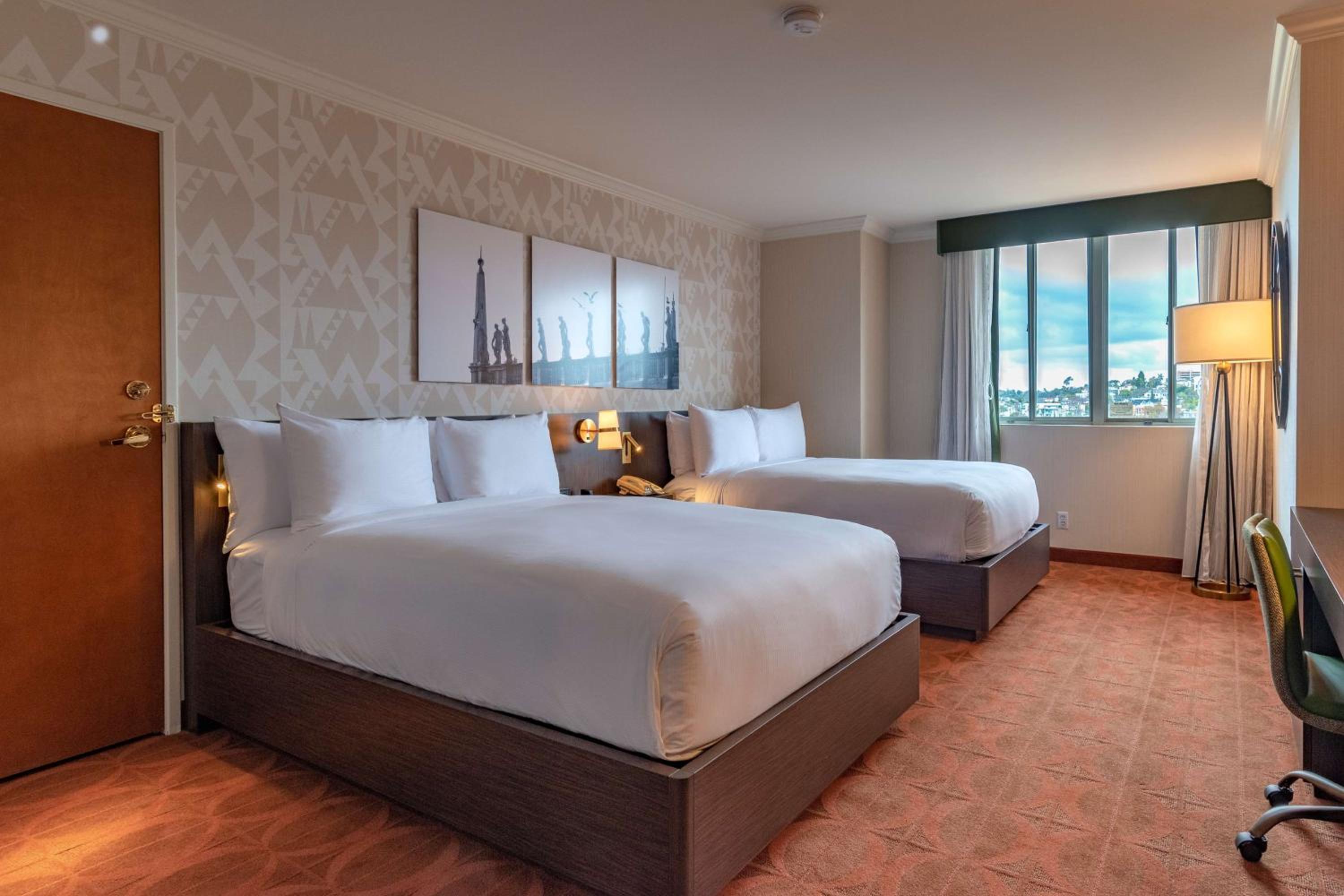 Standard King Guest Room with Balcony and City View and Tub - Mobility Accessible thumbnail 5
