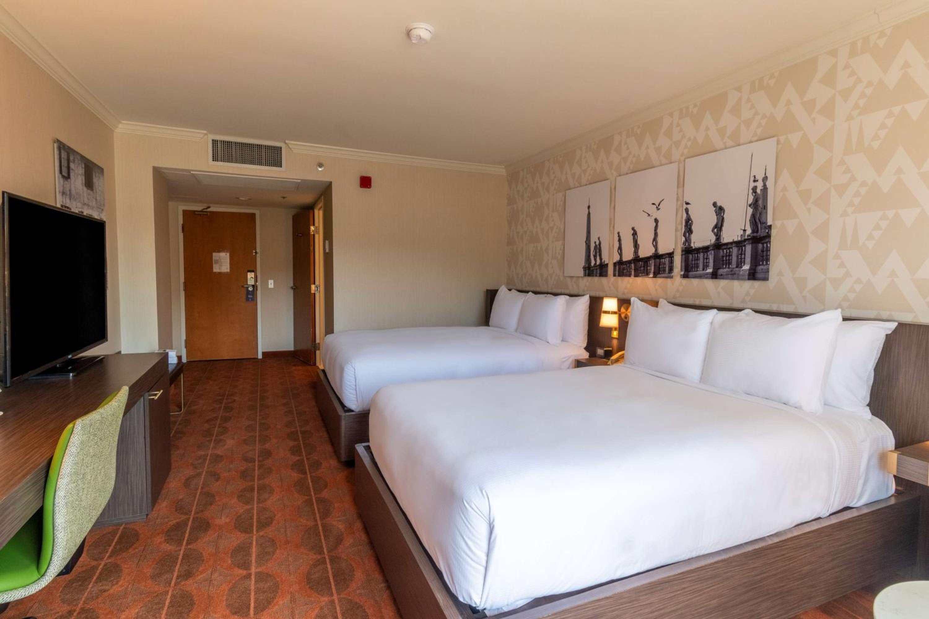 Room, 2 Queen Beds (Mobility/Hearing Access, Roll-in Shwr) thumbnail 5
