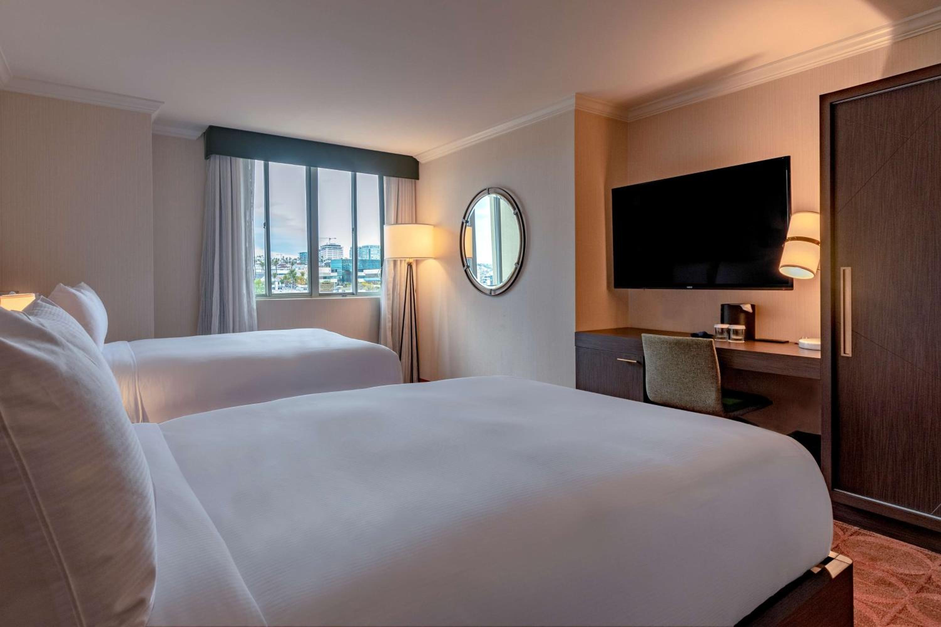Standard King Guest Room with Balcony and City View and Tub - Mobility Accessible