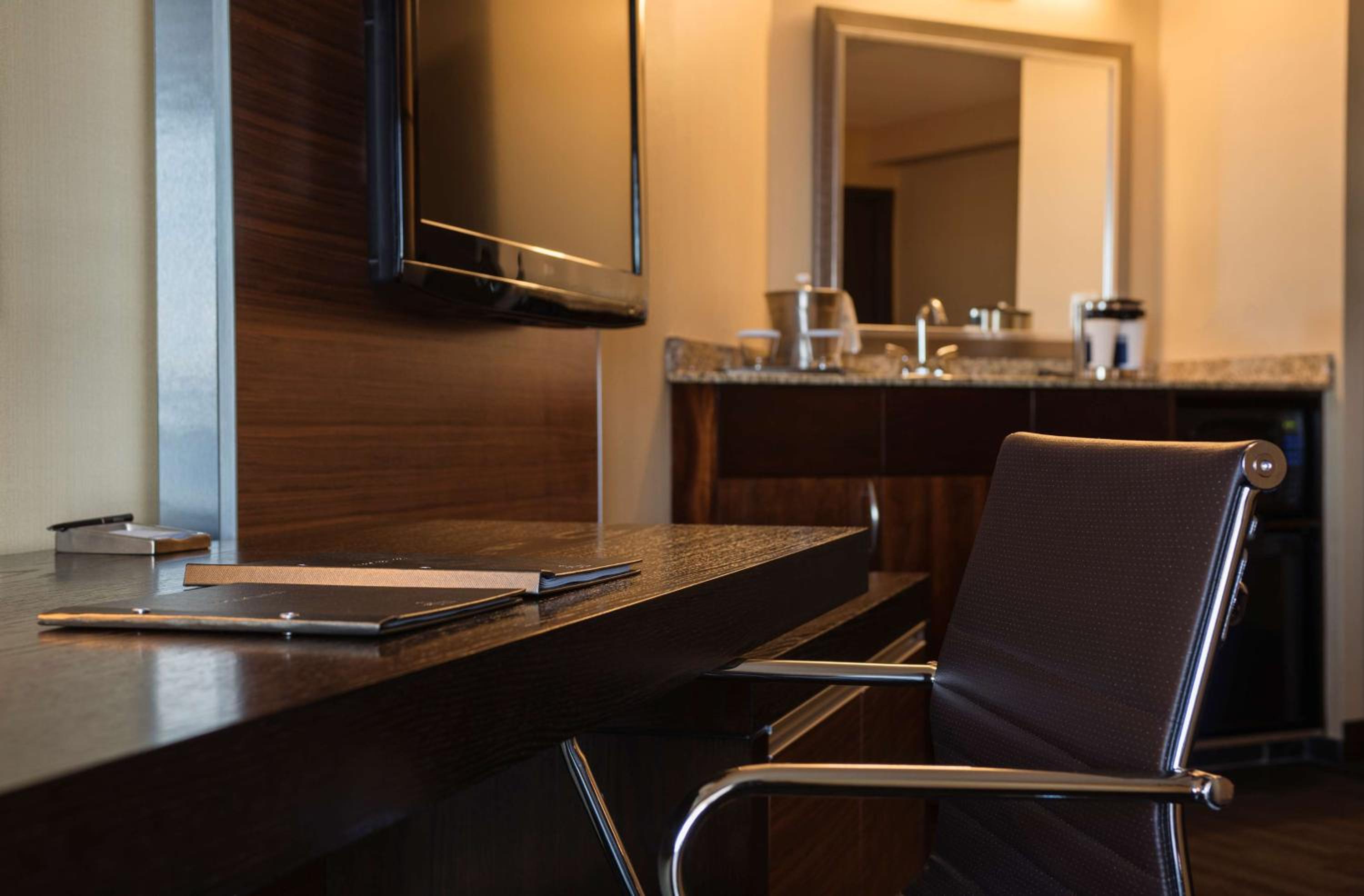 One-Bedroom Executive Suite with Two Double Beds - Photo 2